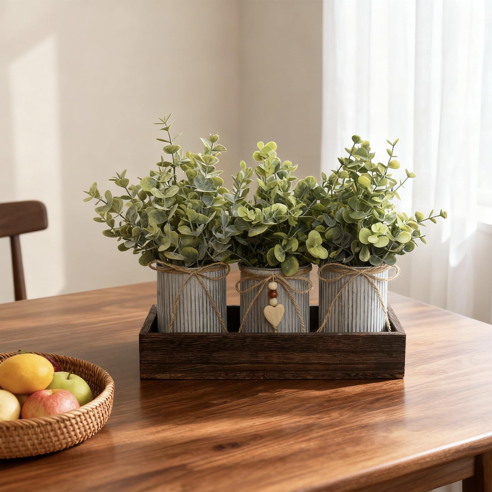 Centrotavola decorativo con fiori artificiali, composizione tavolo eucalipto con 3 vasi in metallo rustico e vassoio in legno per la casa di fattoria
