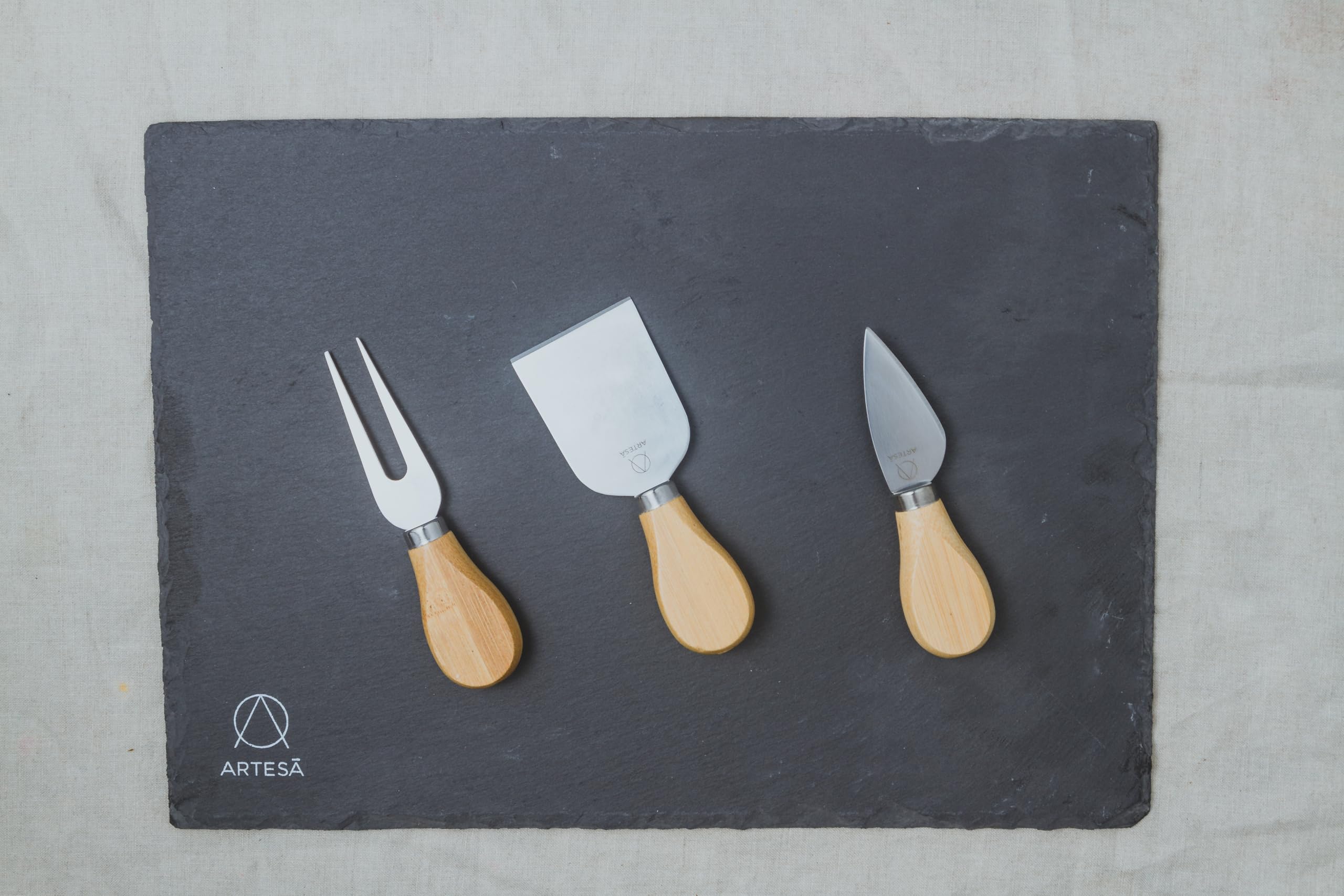 Artesà Zestaw deski do serów i noża do serów z łupka, 4-częściowa łupkowa taca do serwowania wędlin, tapas, deserów i sushi, w pudełku prezentowym