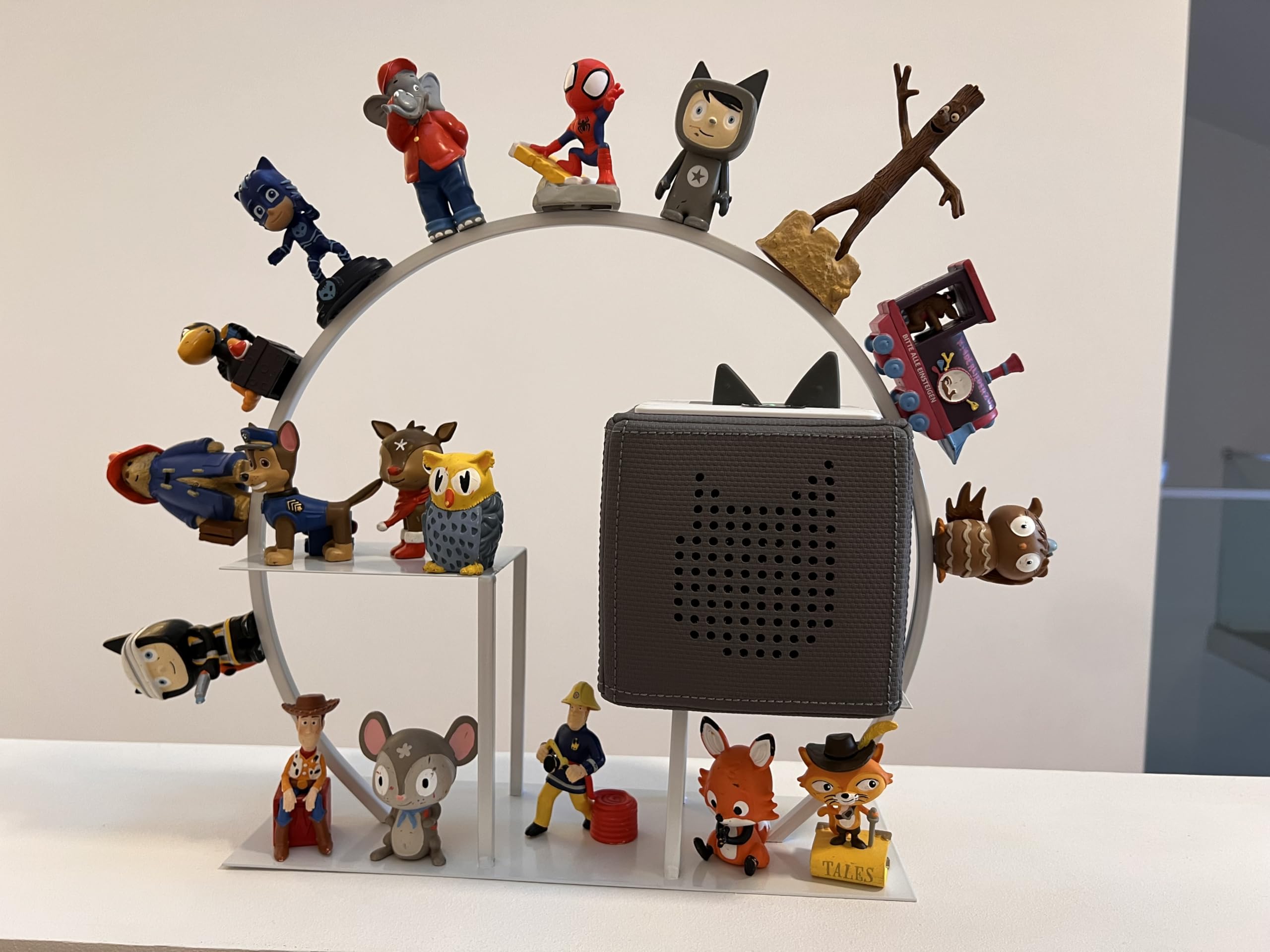 Soul & Saints Regal Ständer Vitrine Display für TONIEBOX Figuren Stahl Metall magnetisch Halter Standregal für Tonie Box Aufbewahrung Tonies Halterung (schwarz, Kreis) Küche, Haushalt & Wohnen