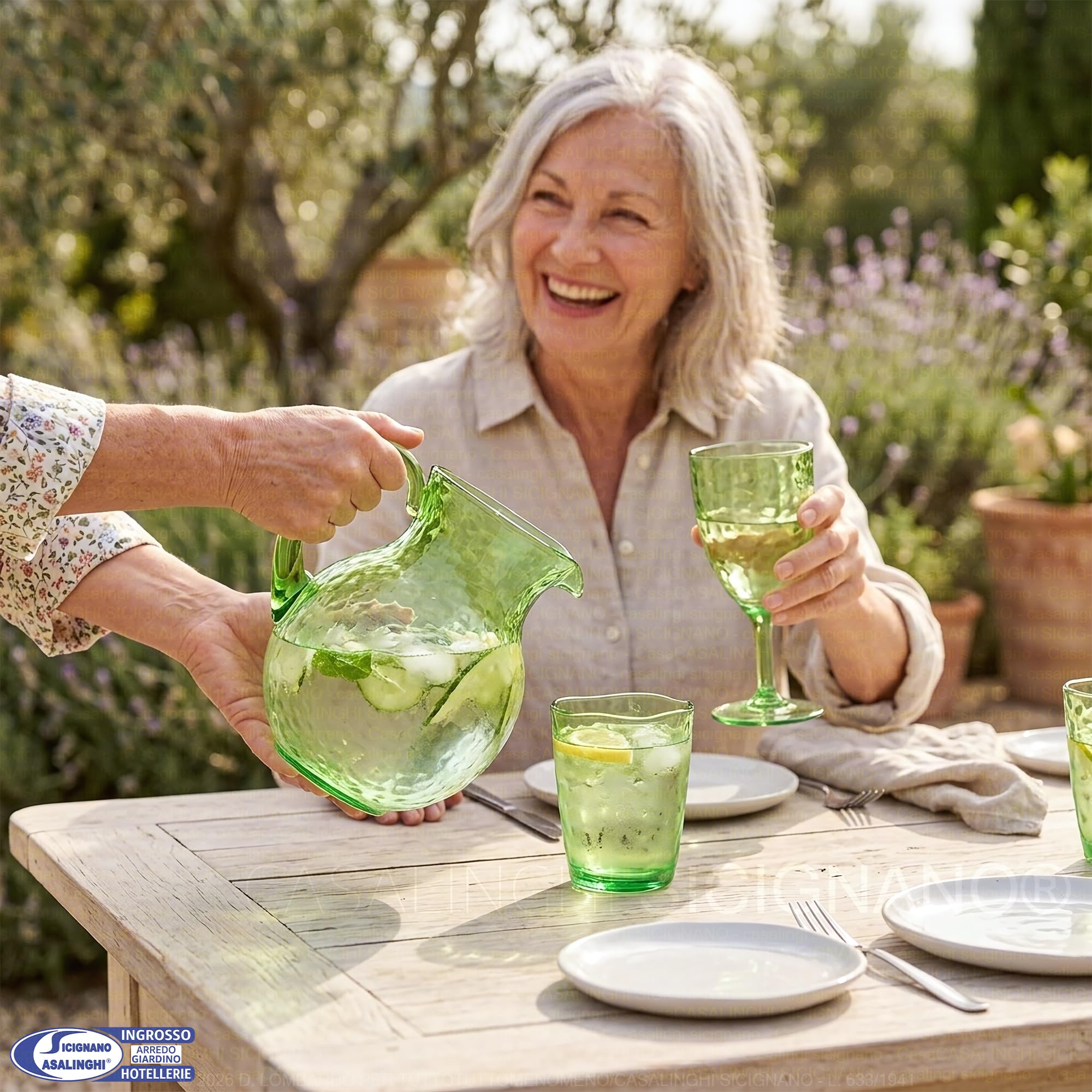 Sicignano Servizio per 6 Persone Caraffa e Calici 430ml in Acrilico Martellato, Set Colore Verde, Vetro Infrangibile