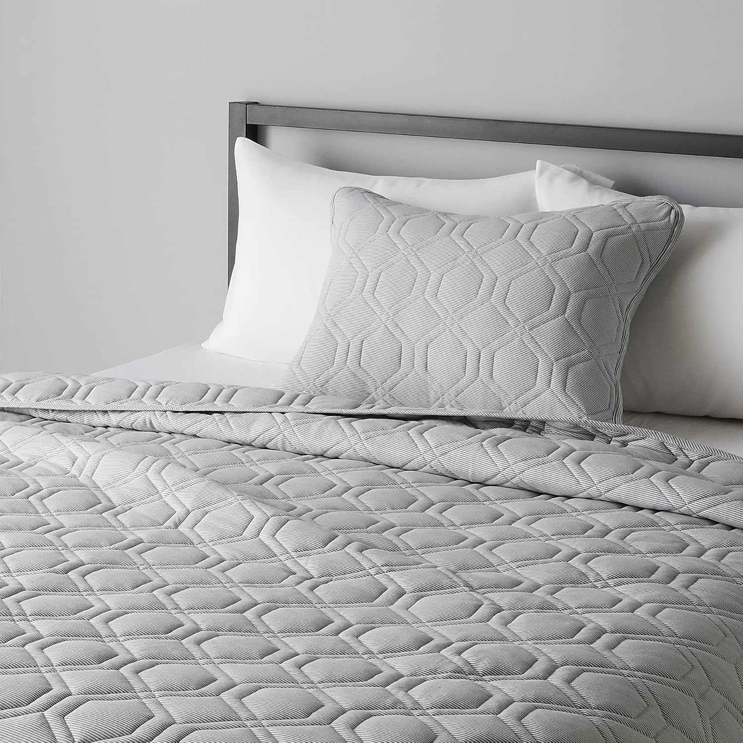 Amazon Basics Cotton Jersey Blend Quilt Bedspread - Twin/TwinXL, Stripe