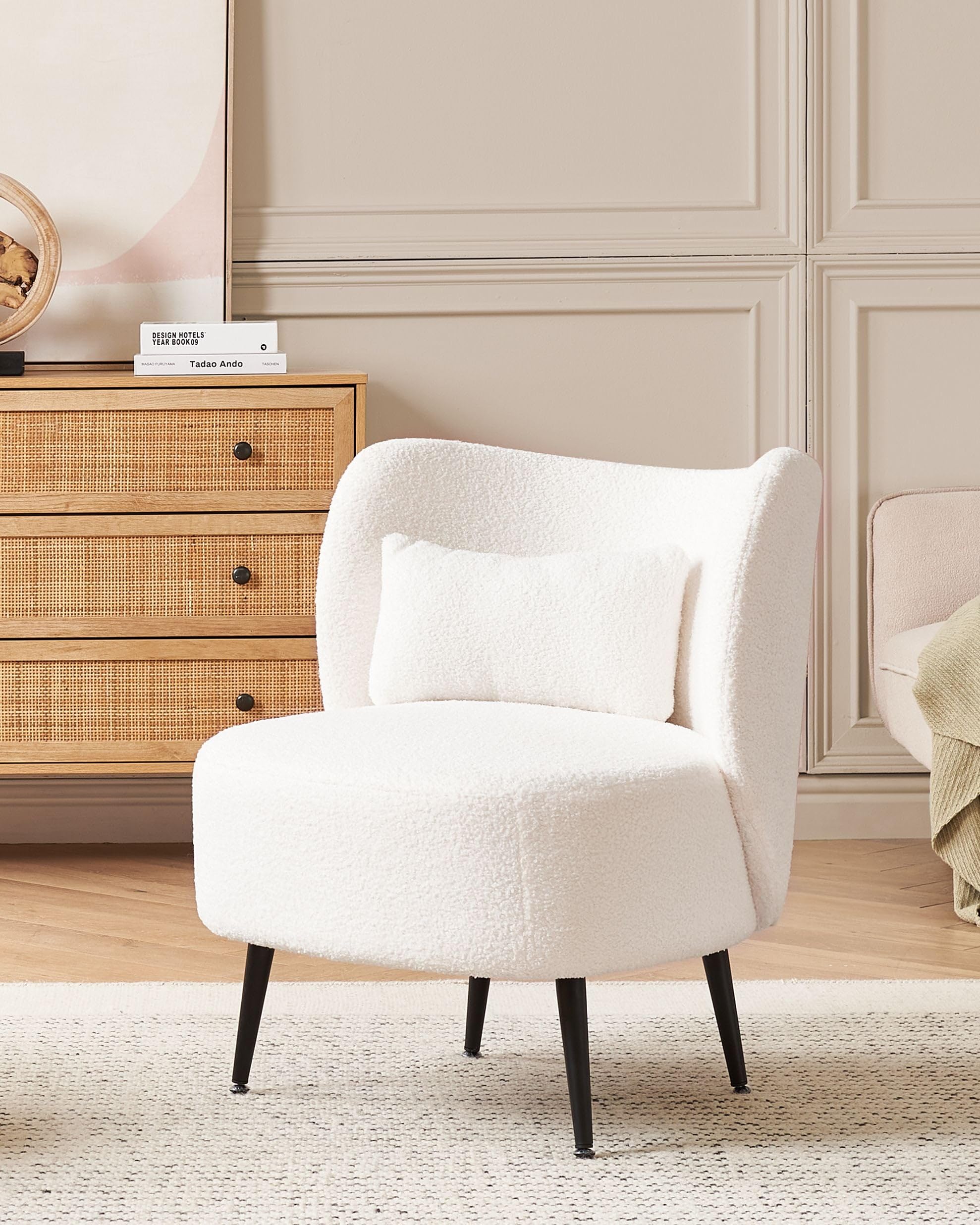 Beliani Wohnzimmer Sessel Gebogene Rückenlehne Glam Design Bouclé Polsterung Schwarze Beine Cremeweiß Otsby
