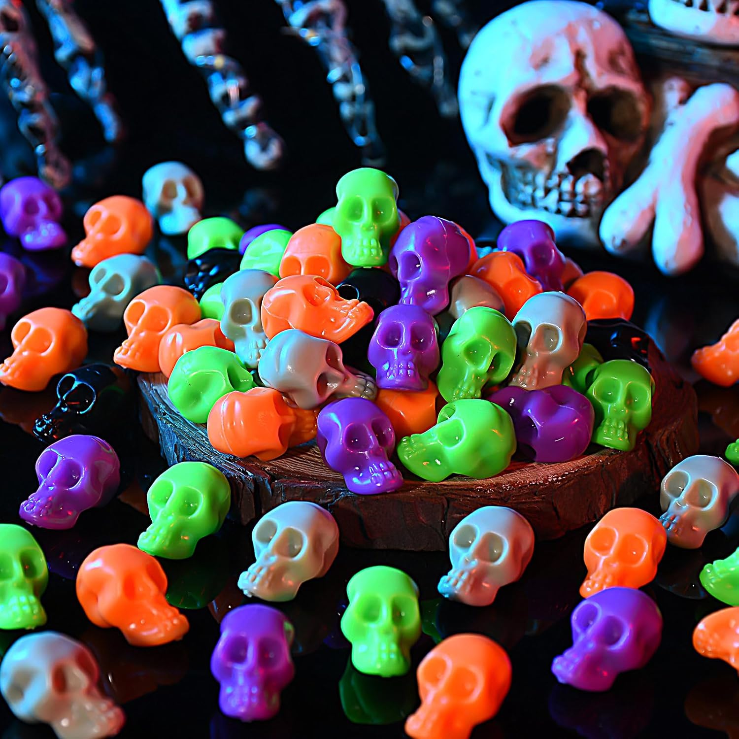 100Pcs Mini Plastic Skull Heads, Miniature Small Skulls, Halloween Skeleton Figurines for Halloween Pranks Crafts Bar Home Trick Toy