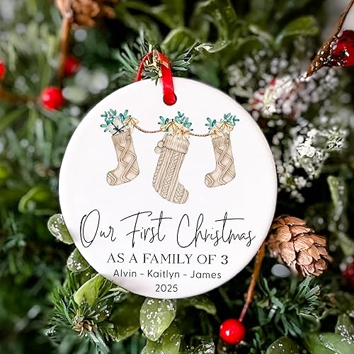 Miniatura 3 de Adorno de Navidad Familiar de 3 2025 - Adornos de Navidad Familiar de 3 - Regalo para Nuevos Padres - Primera Navidad Como Mamá y Papá - Primera