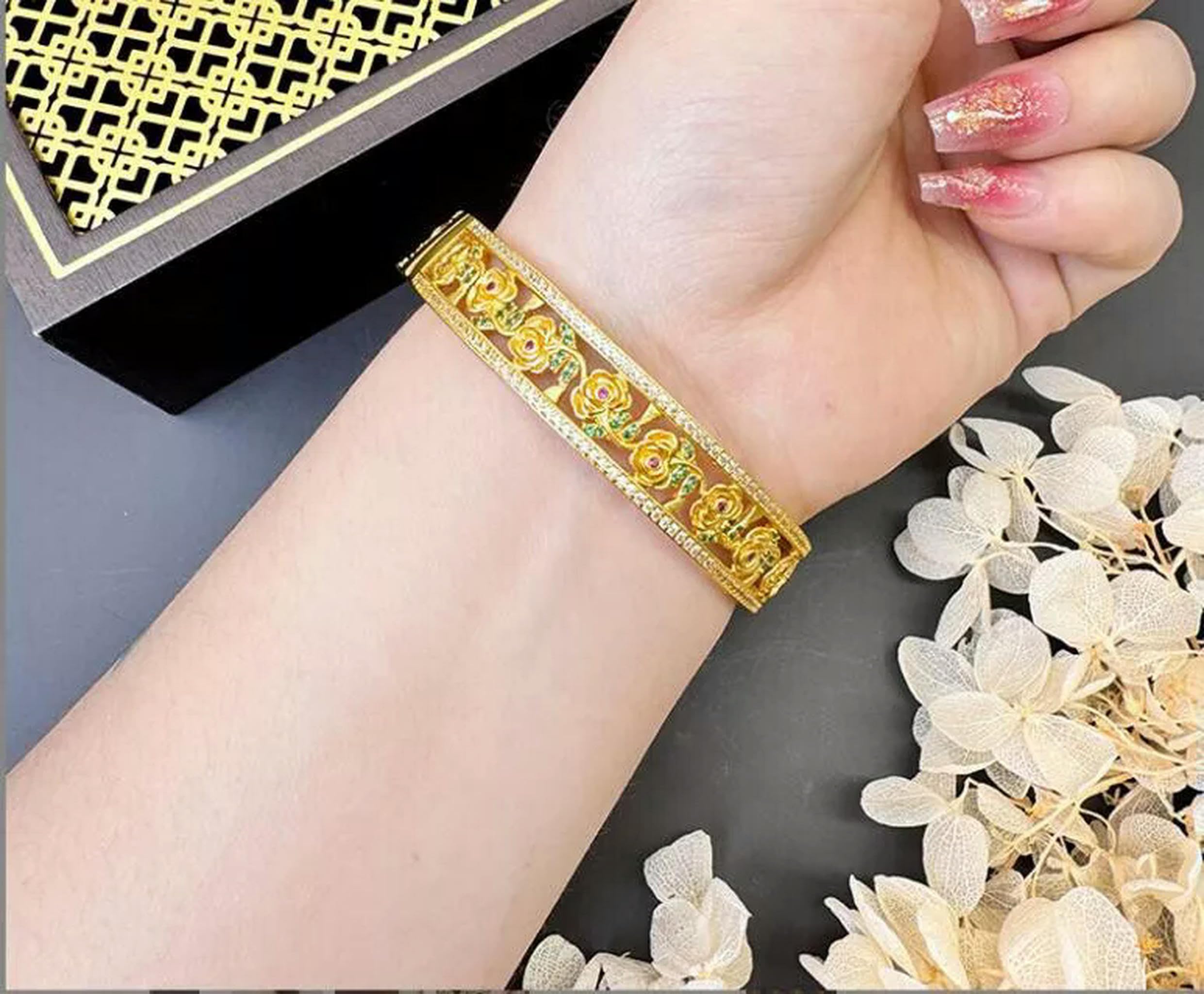 Pulsera con Dije GP de Oro Amarillo de 24 Quilates y Flores de Nube auspiciosas ahuecadas.
