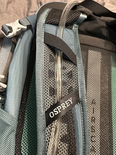 OUTSTANDING DAY HIKE PACK with water bladder system included