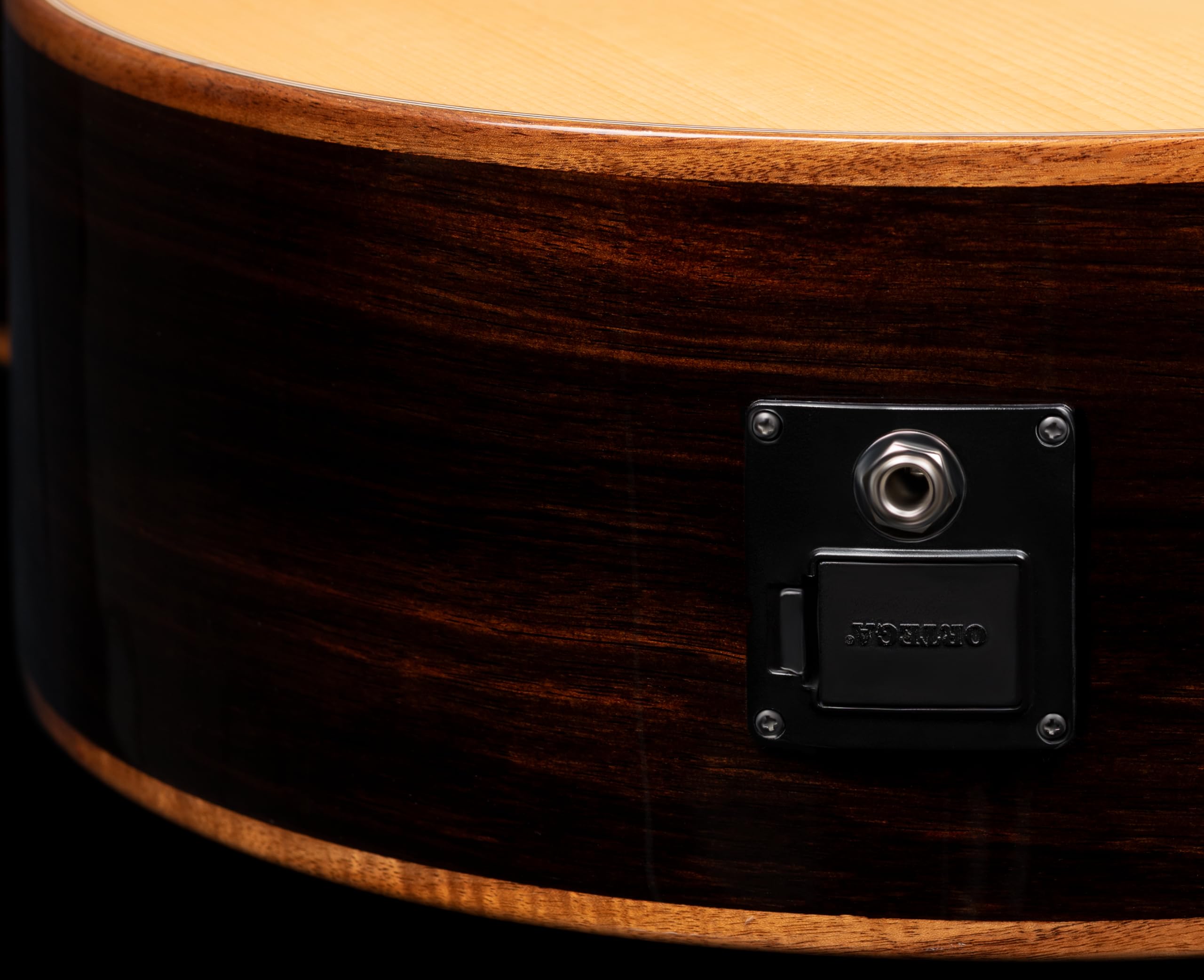 Ortega Guitars Bass Elektro-Akustisch Linkshänder – Medium Scale, mit Cutaway, Armrest – The Private Room Series – Massive Alaska Fichte / Gestreiftes Ebenholz, Hochglanz Natur (STRIPSU.ACB-L)