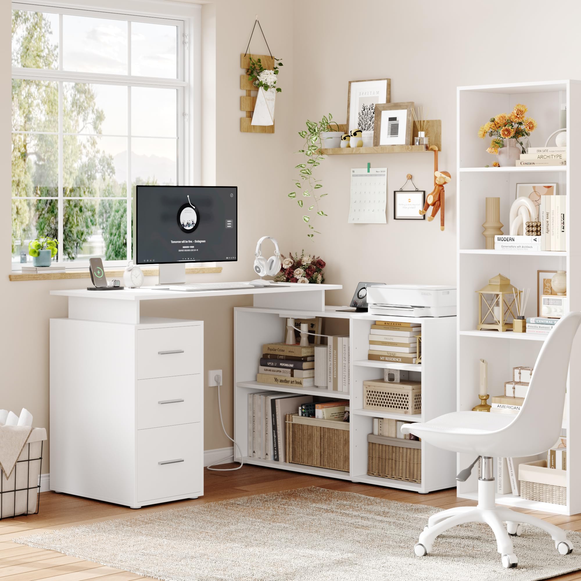 FirFurd Eckschreibtisch mit Steckdosenleiste Schreibtisch L Form Computertisch mit Bücherregal und Schubladen Eckschreibtisch mit Stauraum PC Tisch für Arbeitszimmer Homeoffice 129 x 104 x 76 cm, weiß