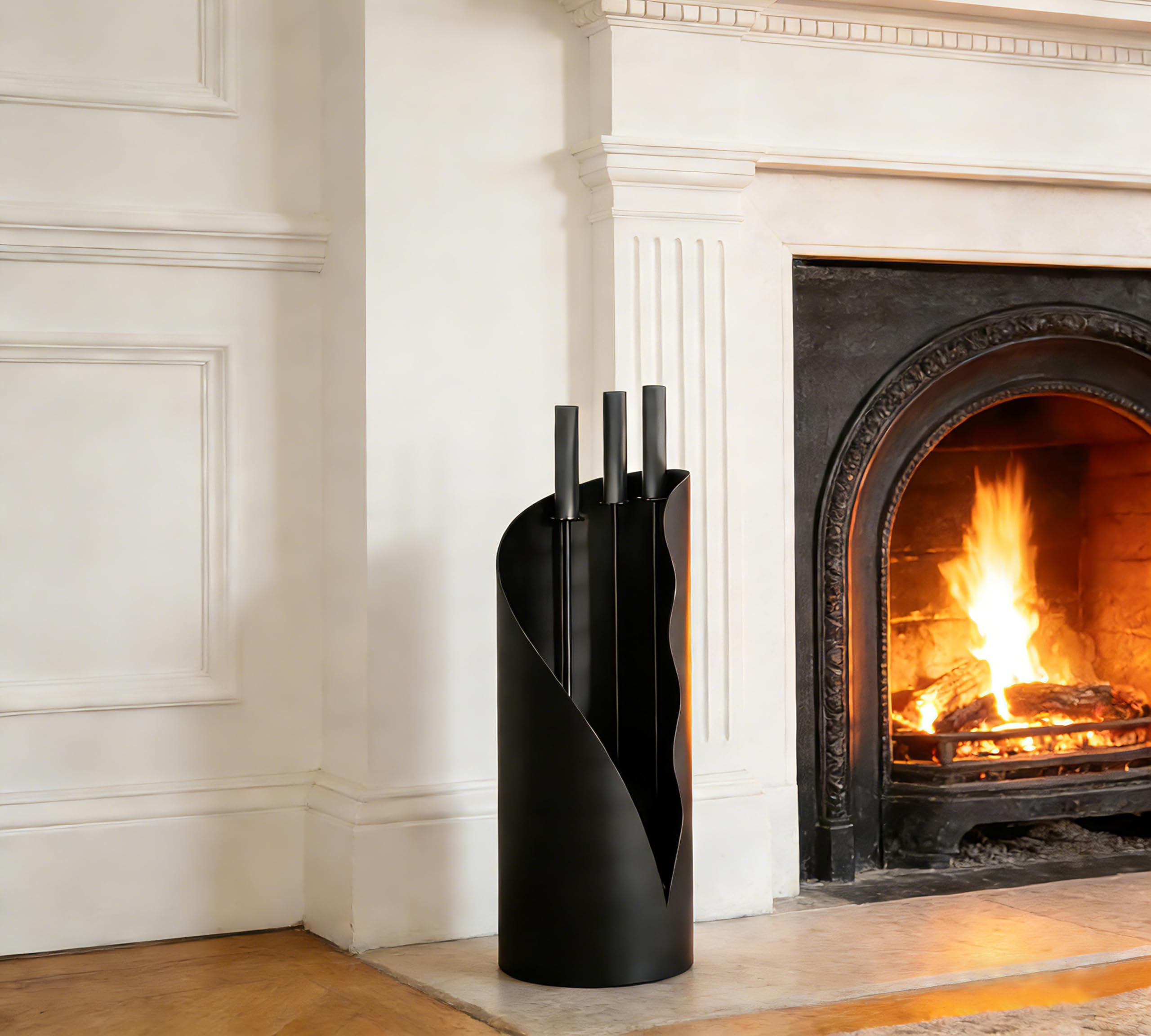 Kingson Juego Moderno de Accesorios para Chimenea con Soporte - 3 Herramientas, Altura de 52,5 cm, Base Cilíndrica de 18 cm, Mangos de Acero Inoxidable Negro - Accesorios para Chimenea, Estufa de Leña