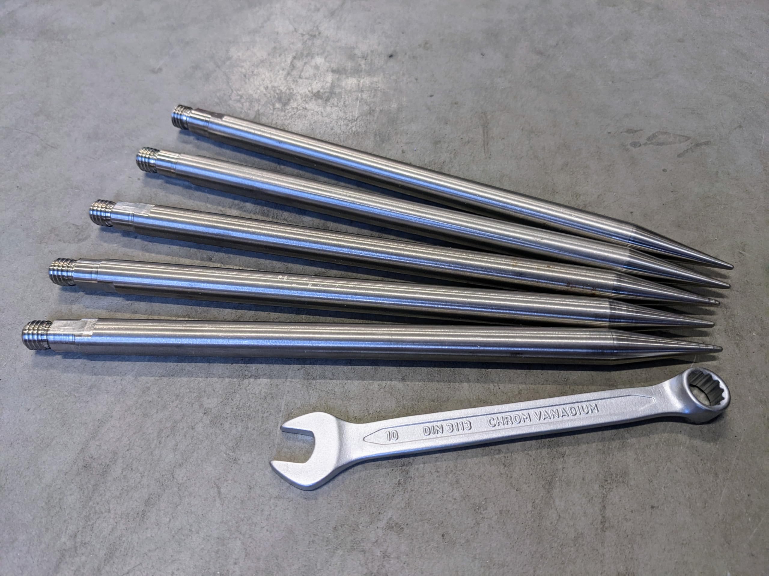 Rasenkralle Tiefenlocker Made in Germany – Manueller Rasenlüfter mit Vollspoons zur Bodenlockerung & Aerifizierung, Robustes Gartenwerkzeug gegen Bodenverdichtung für gesunden dichten Rasen