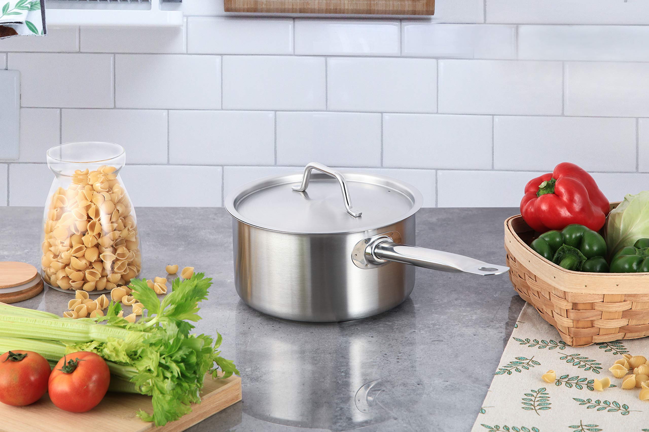 Amazon Basics Cacerola de acero inoxidable con revestimiento de aluminio, lados rectos y tapa, 1.9 litros, Plateado