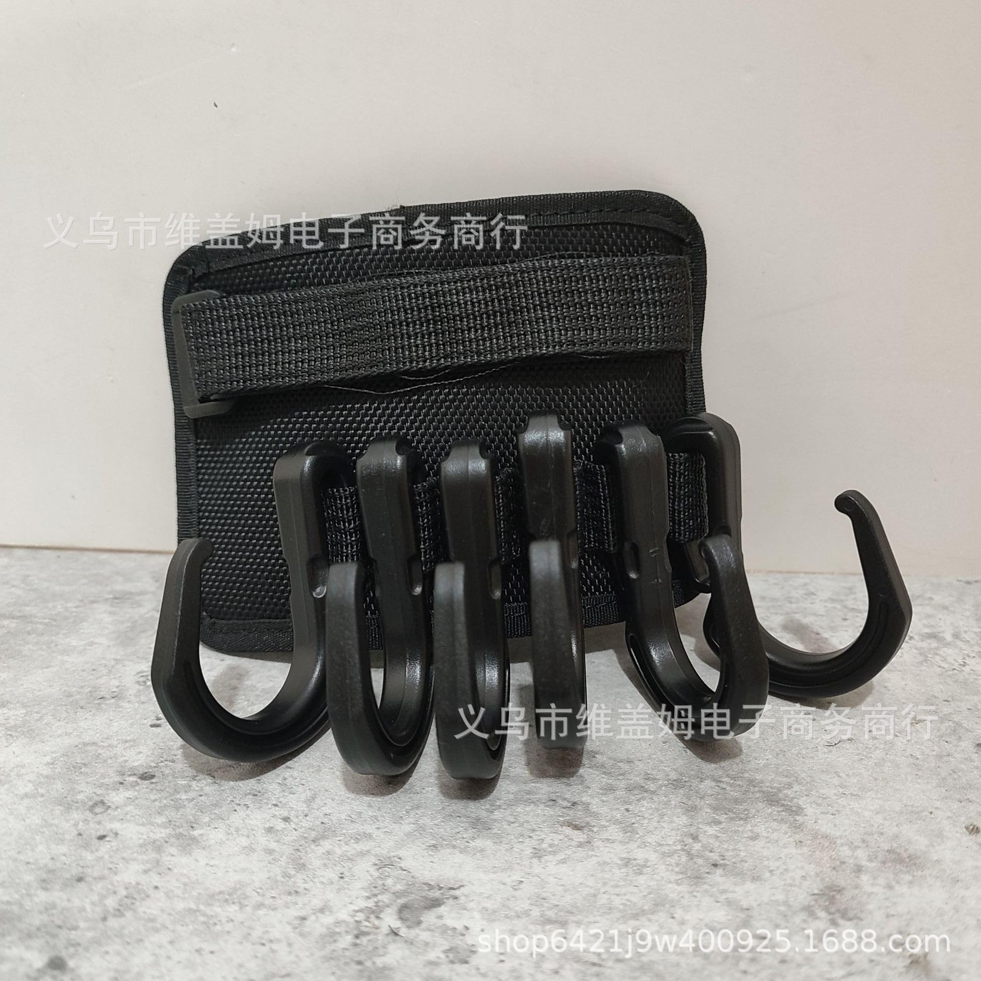 Beach Umbrella Hook Non Slip Backyard Umbrella Hook with 6 Hooks Suitable for Towels Cameras Sunglasses Hats Easy to Install Suitable for Beach and Camping Trips Suction Hooks (Black, 13x9x3cm)