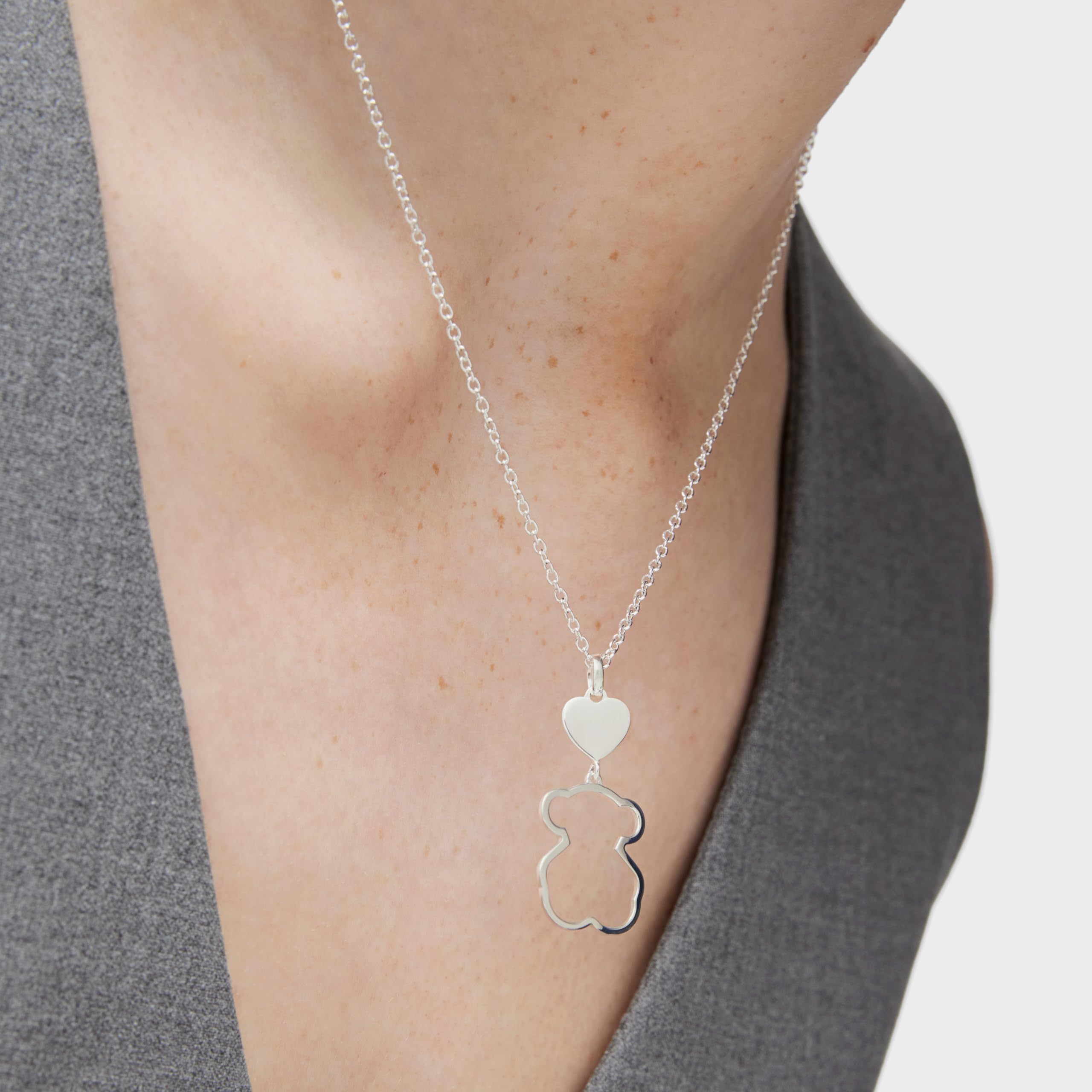 TOUS Collar de Plata de Primera Ley para Mujer con Colgante de Oso de 19 mm y Corazón de 8.6mm, 45 cm de Largo, Elegante y Versátil, Colección Silueta