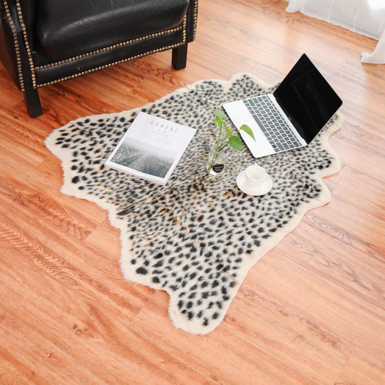 Grand tapis en cuir synthétique motif léopard Noir/marron 152 x 200 cm
