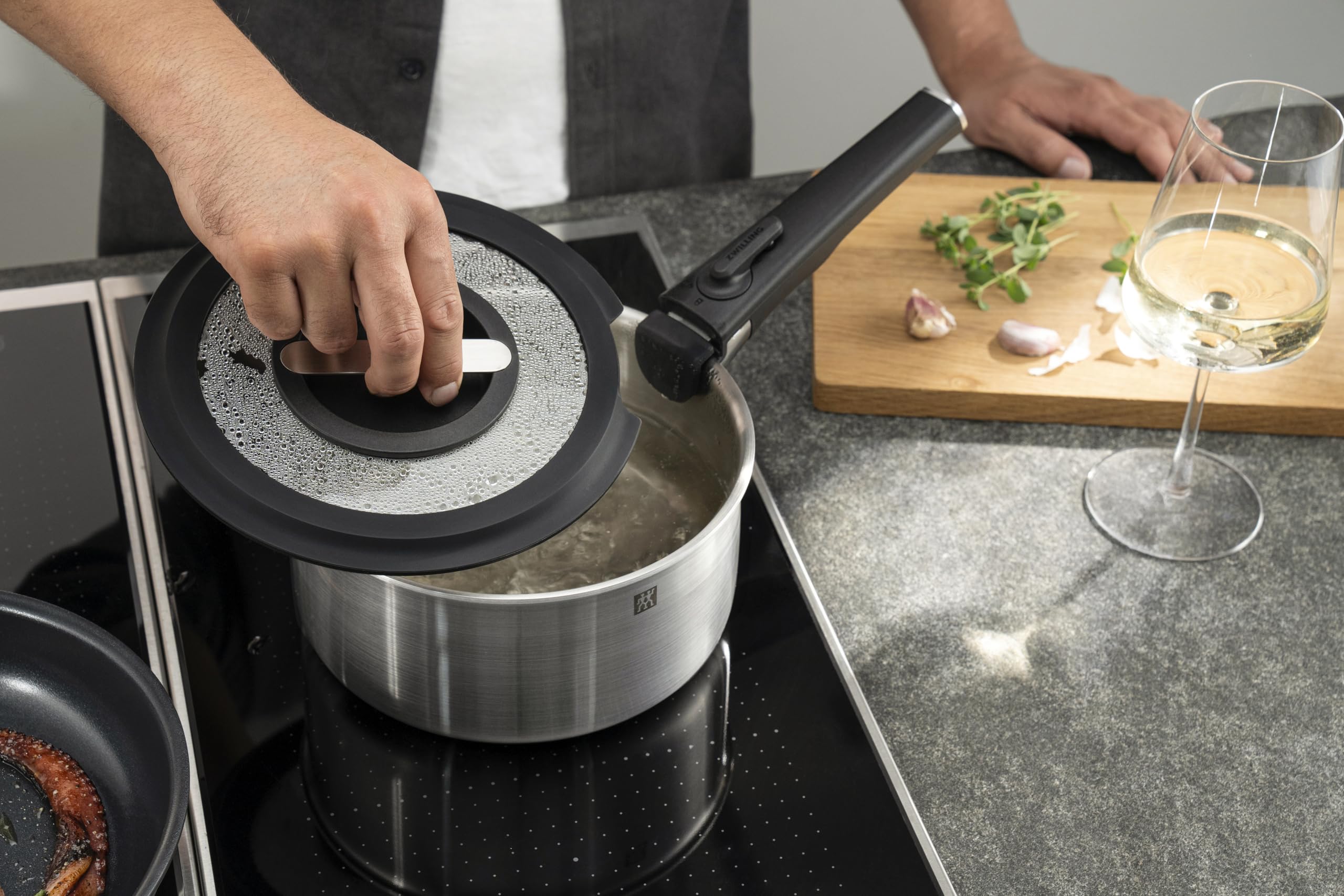 ZWILLING Unlock Batterie de cuisine 5 pièces (casserole 20 + 16 cm, poignée, 2 couvercles en verre), empilable, poignée amovible, acier inoxydable 18/10, pour tous les types de feux, y compris