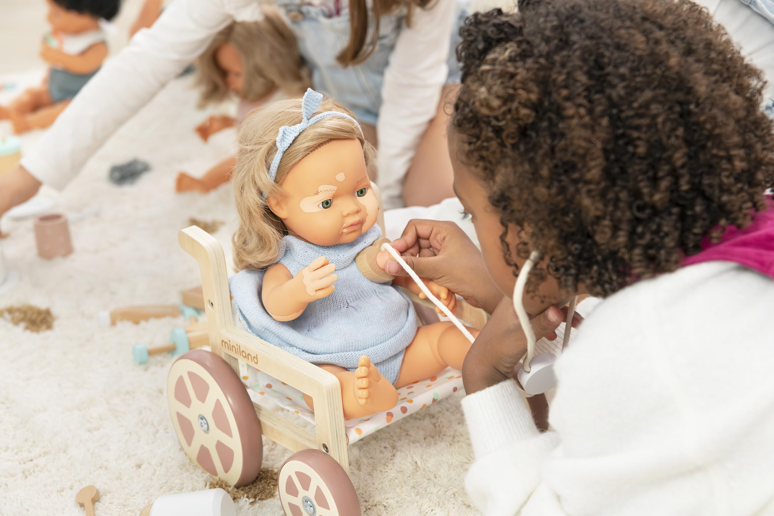 Miniland Fauteuil Roulant en matériaux écologiques pour poupées jusqu'à 38 centimètres. Inclusion.