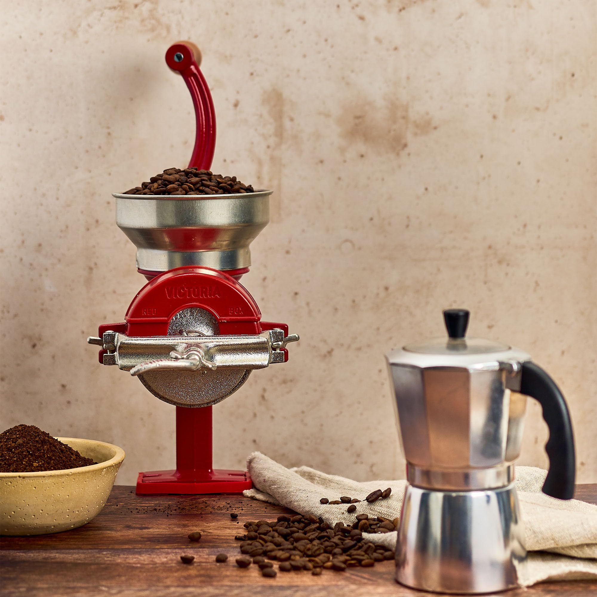 Victoria Moulin à Grains Manuel, Moulin à Main en Fonte pour Moudre le Café, le Maïs, l'Avoine, les Graines, Broyage Réglable, Trémie Basse, Grain Grinder avec Pince de Table, Rouge