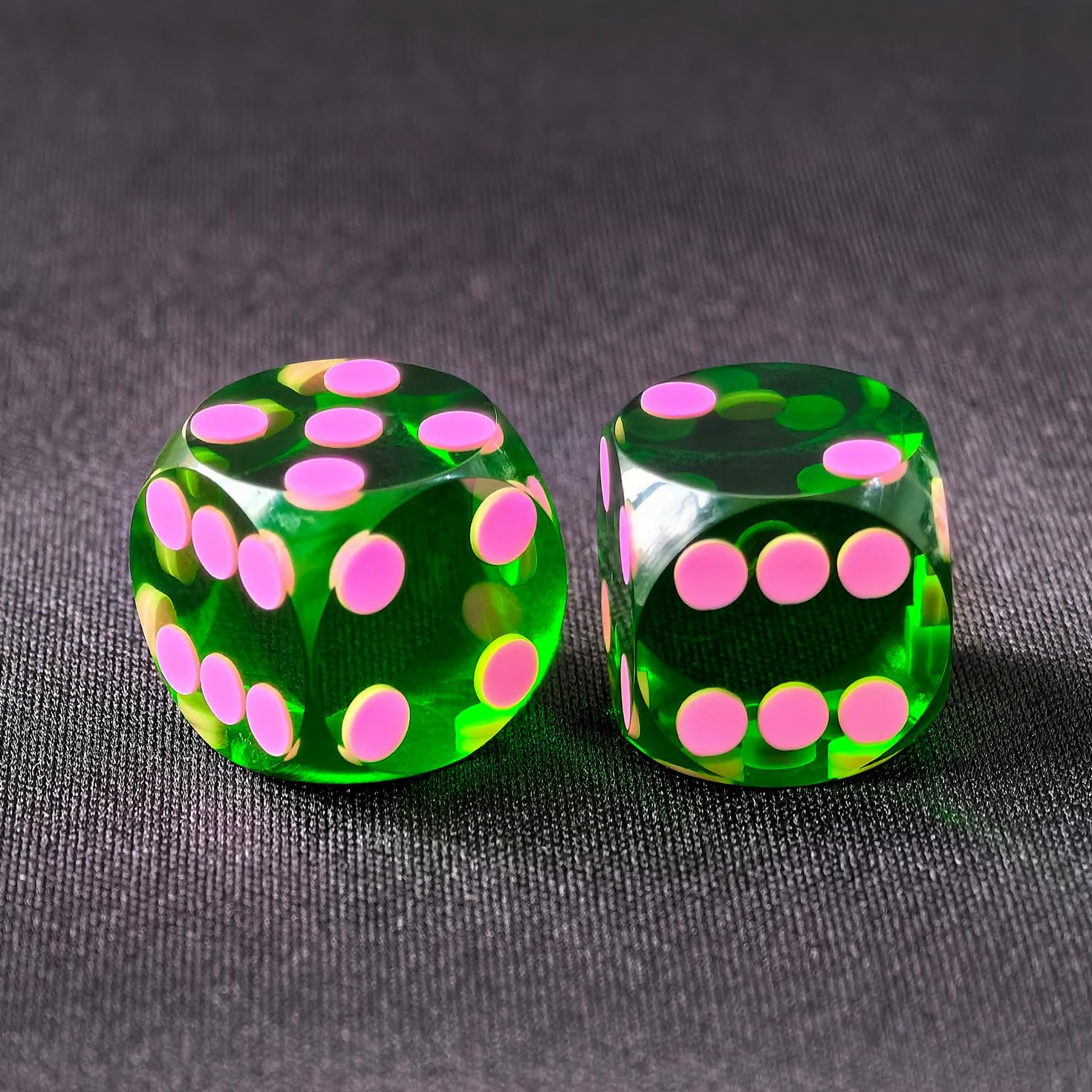 Bescon – Dés de précision professionnels colorés et solides, coins ronds, 14 ,3 mm, couleurs unies – Dés de backgammon de précision de 14,3 mm (noir uni Bescon – Dés de précision professionnels colorés et solides, coins ronds, 14 ,3 mm, couleurs unies – Dés de backgammon de précision de 14,3 mm (noir uni