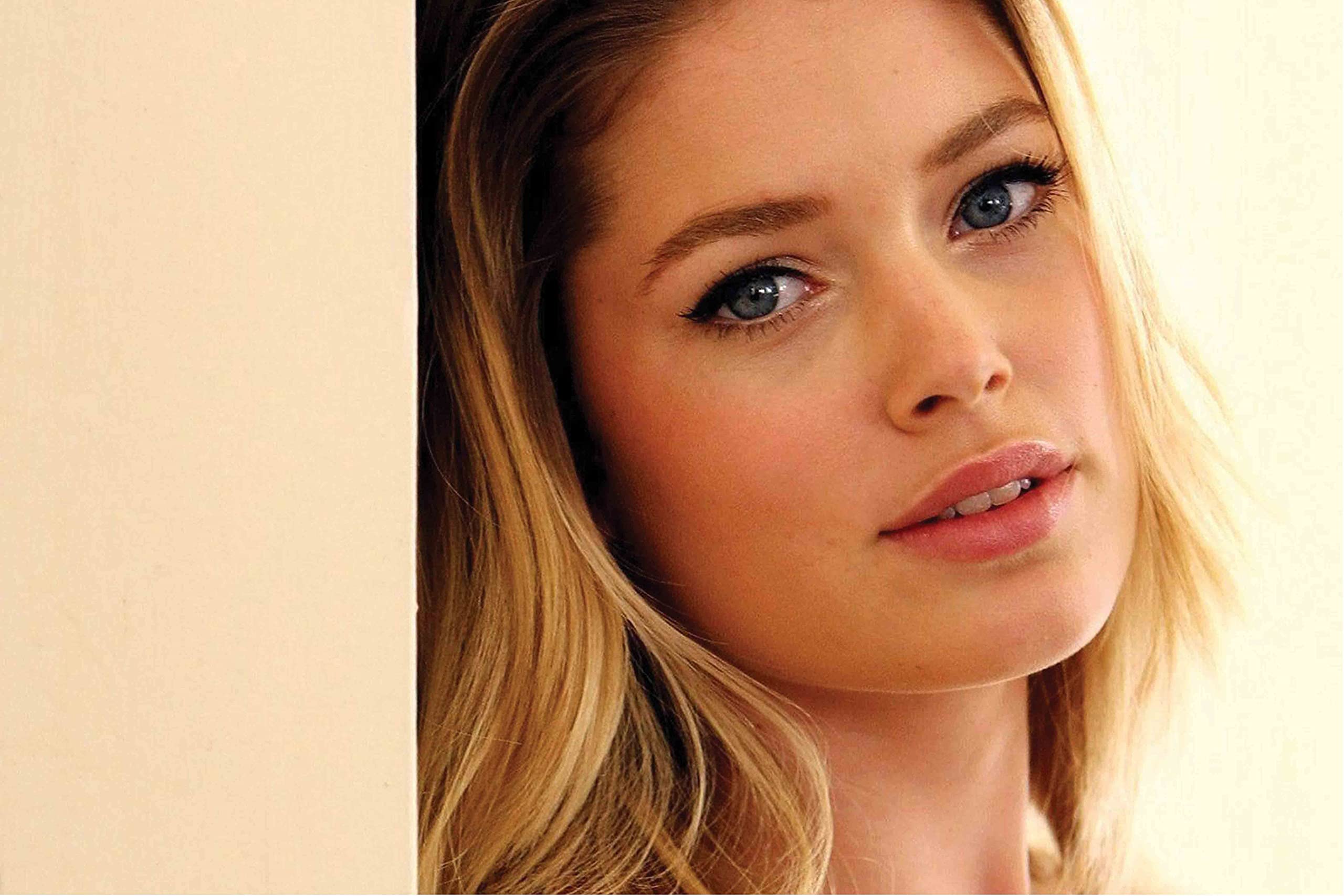 Doutzen Kroes Famous Model Poster|Poster for Living Area, Hostel, Stateroom|Interior Wall Poster|Wall D�cor Item|Decorative Wall Poster|High Resolution 300 GSM Paper