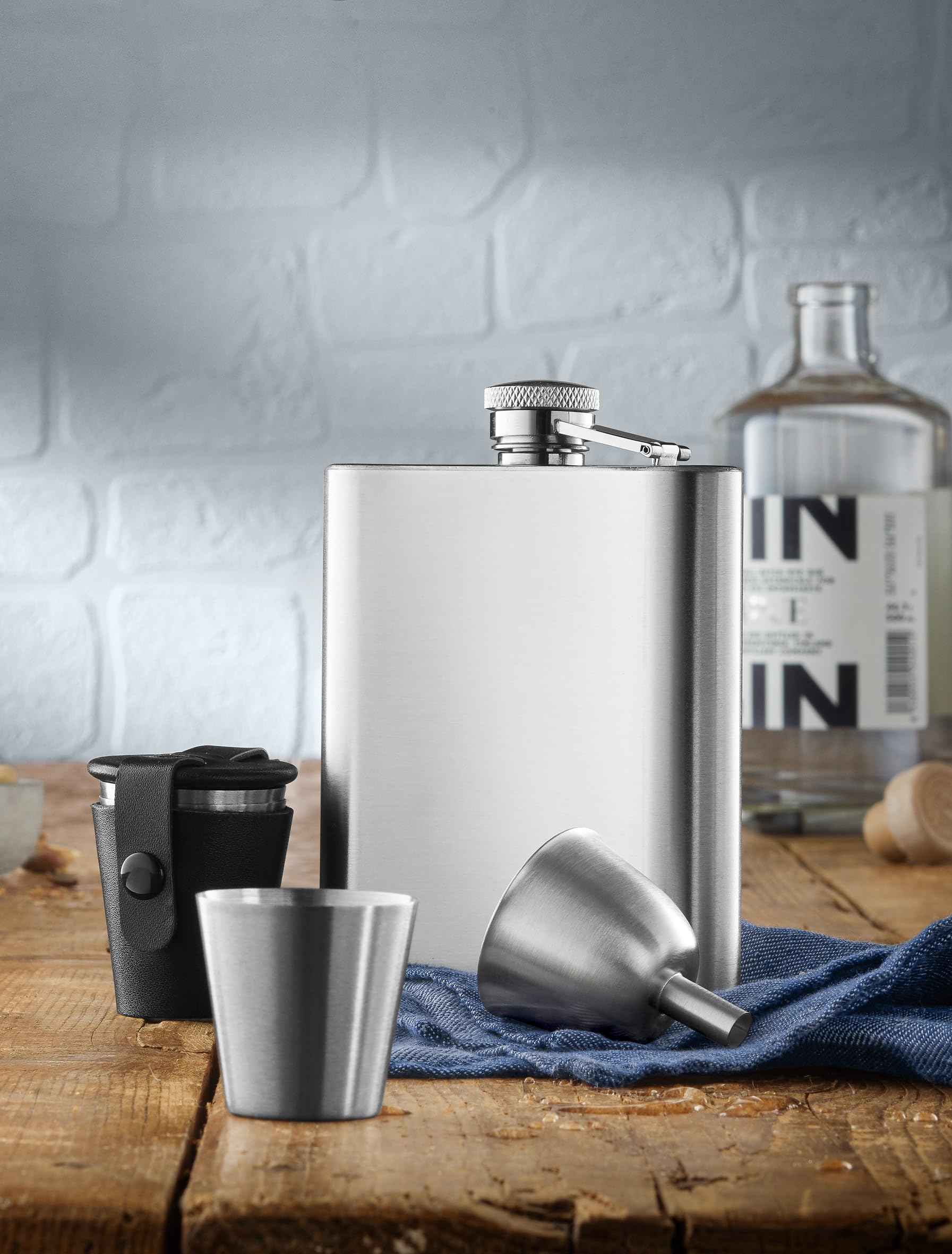 WMF Manhattan - Petaca de Acero Inoxidable 6 Piezas, Petaca de 200 ml, Embudo, estampador en estuche de cuero, Acero Inoxidable Cromargan Mate