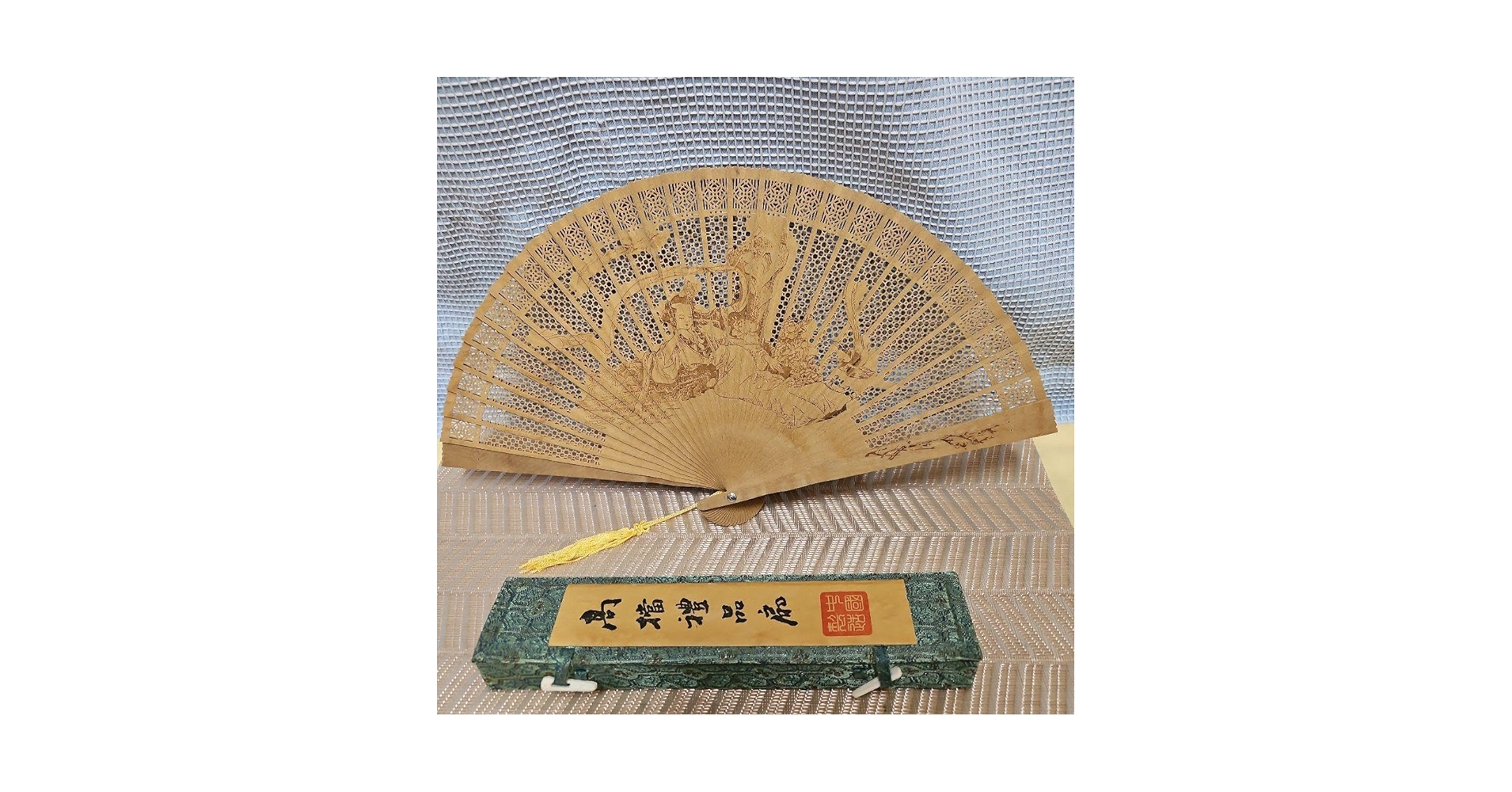 送料無料　最高級品　香木白檀透かし彫り扇子 共箱　本物保証　中国古玩骨董 白檀 扇子 透かし彫り 木製扇子 香木 中国 檀香扇 - メルカリ