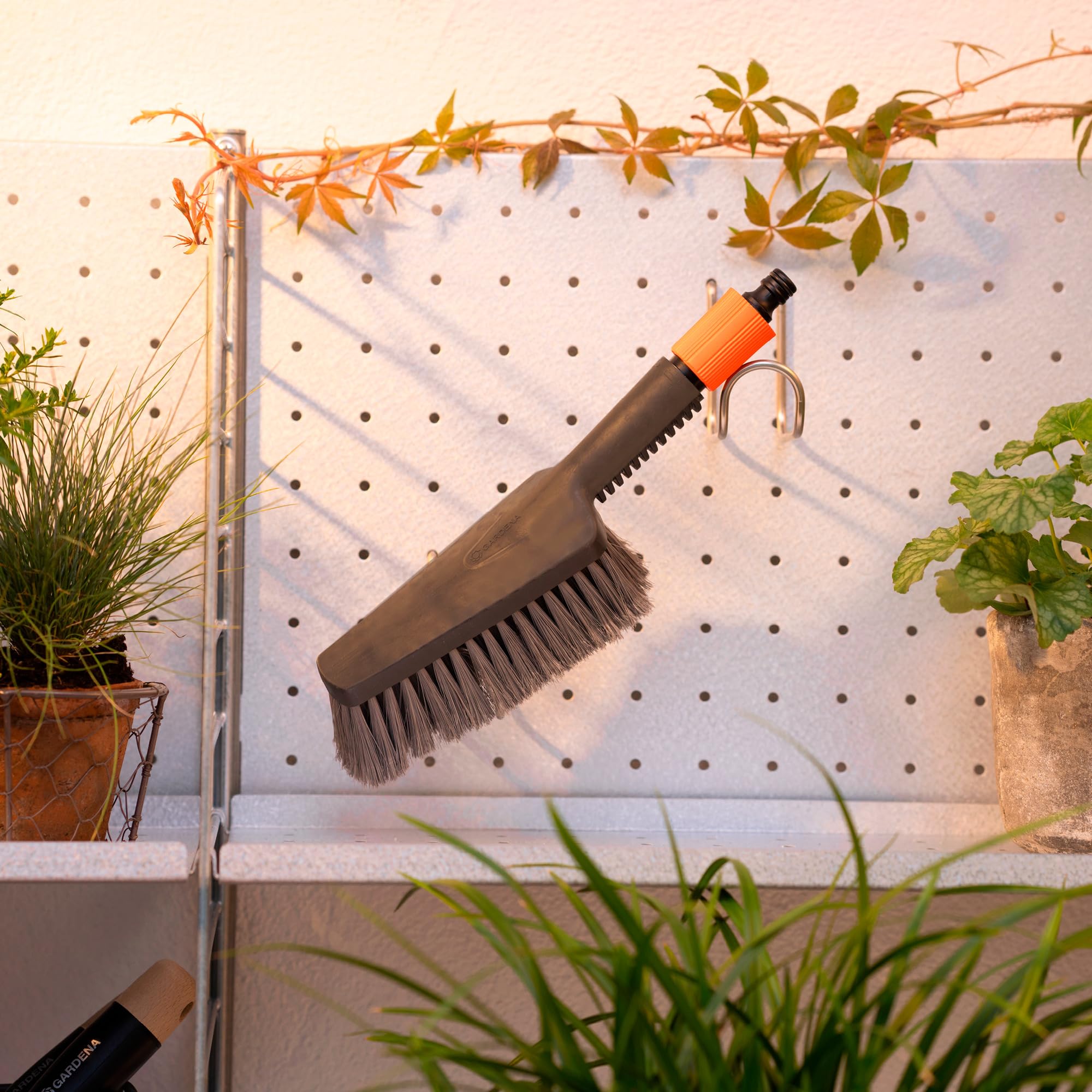 Gardena Cleansystem Juego de Lavado con Cepillo de Mano M Suave: para superficies pequeñas y delicadas, con flujo regulable, incl. barritas de champú para una limpieza eficaz (18863-20)