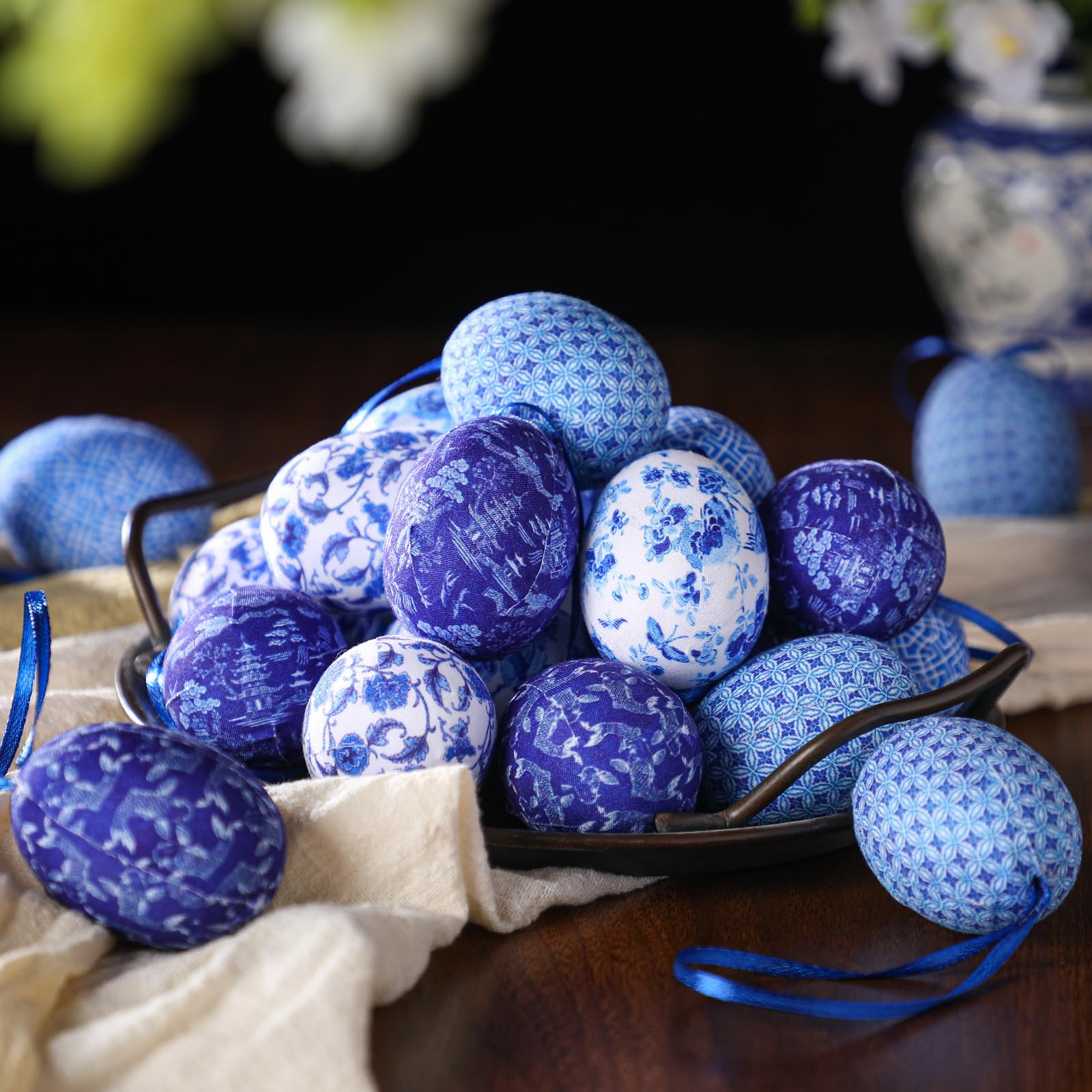 Gemscream 24 Piezas de Decoración de Huevos Colgantes de Pascua de Porcelana Azul y Blanca, Adornos de Huevos de Pascua de Granja, Huevos Inspirados en Chinoiserie para Interior