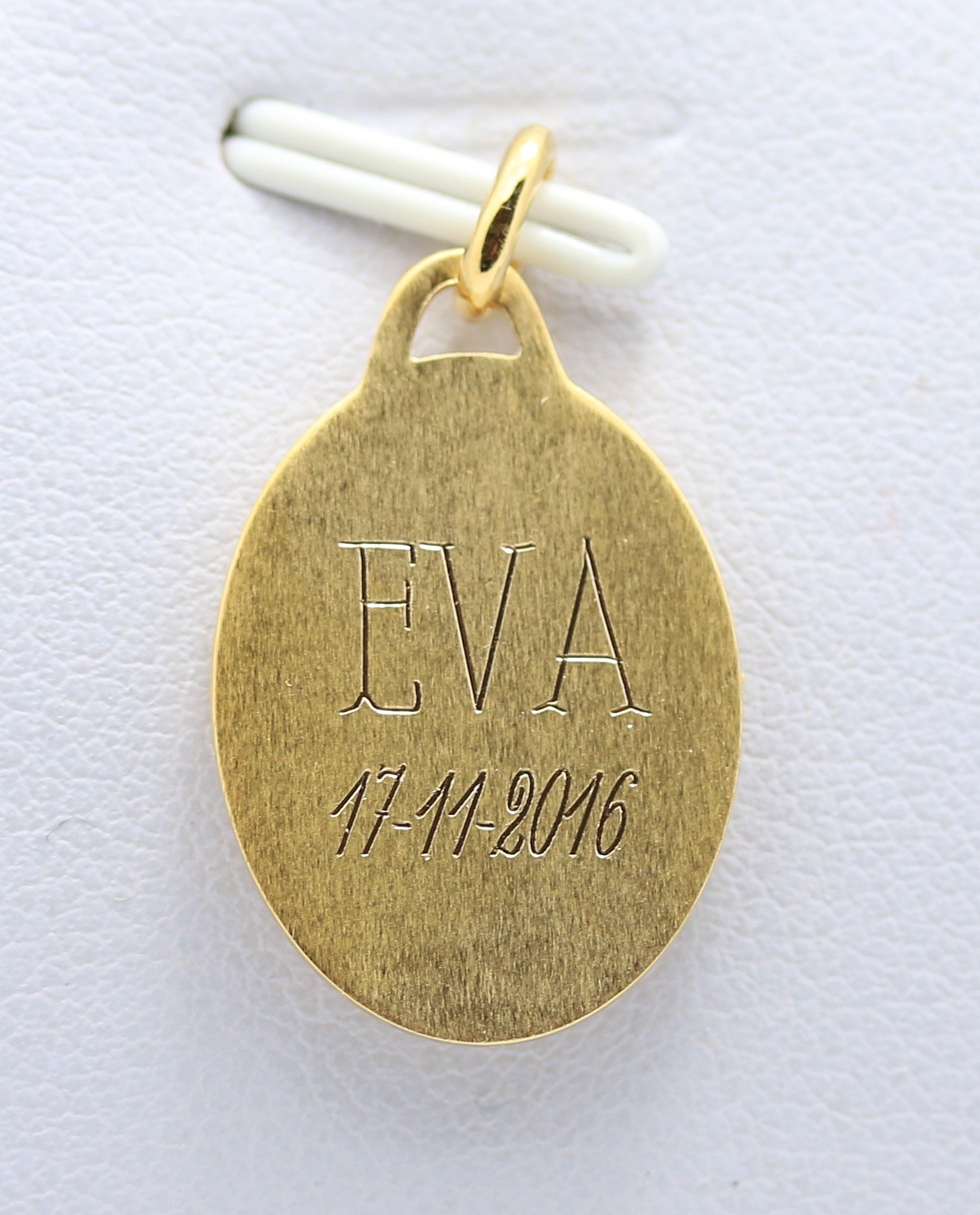 Médaille Ange naissance ou baptême plaqué or ronde avec gravure incluse et chaine de 45cm