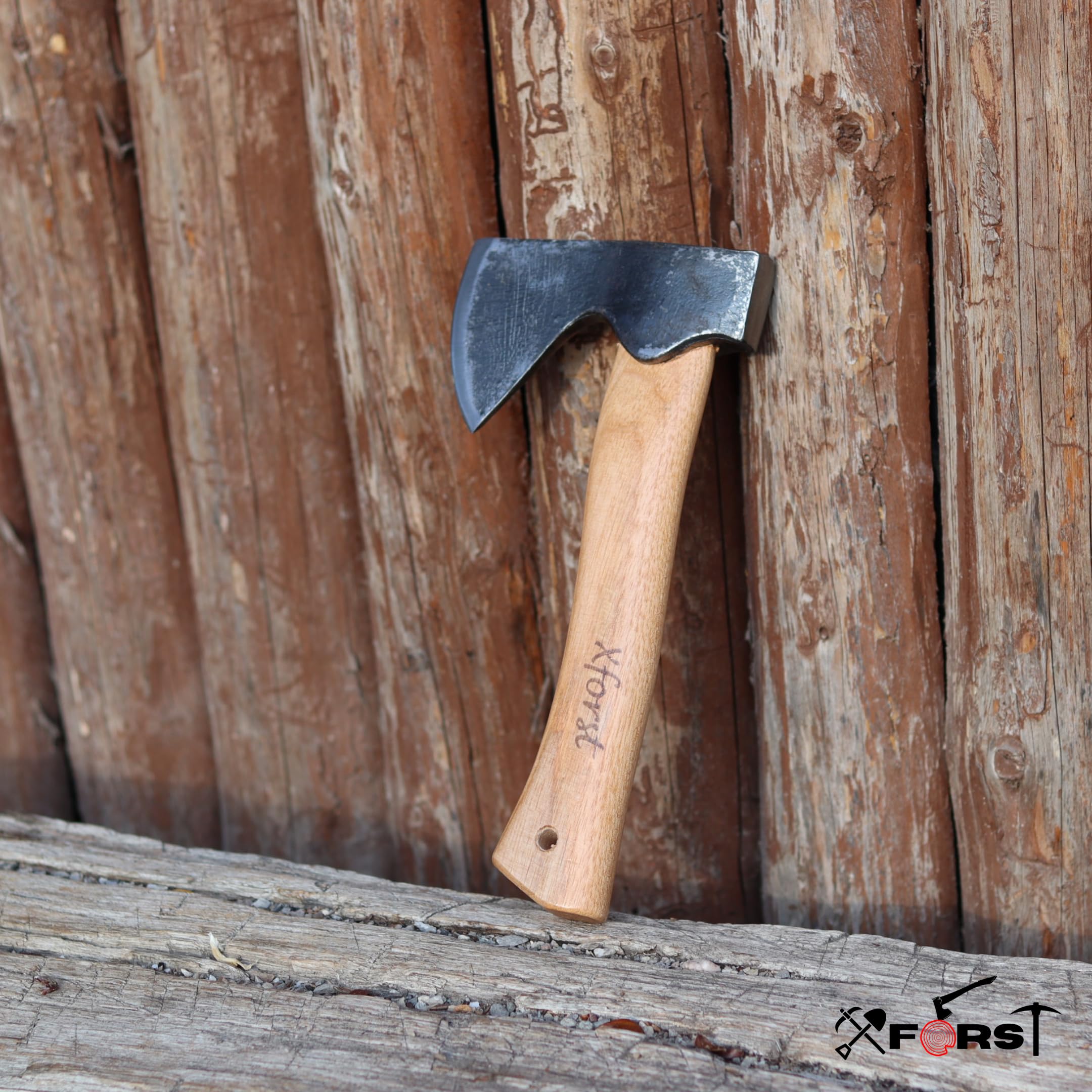 Xforst Hacha vikinga AG1Black, mango de nogal + protecciónde corte auténtica
