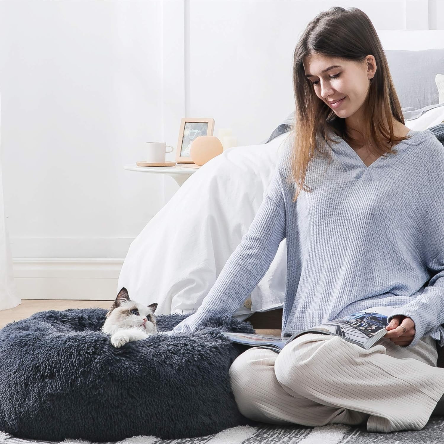 Bedsure Cuccia Gatto Morbida 60x60cm - Cuccia Pelosa per Cani Colore Grigio Scuro, Cuscino Gatto Antistresss con Peluche Lavabile, Lettino Calmante per Gatti