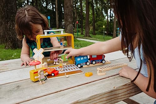 Miniatura 7 de Jack Rabbit Creations - Maleta para estación de tren juego portátil de 16 piezas incluye tren pasajeros conductor portaequipajes y letrero de cruce