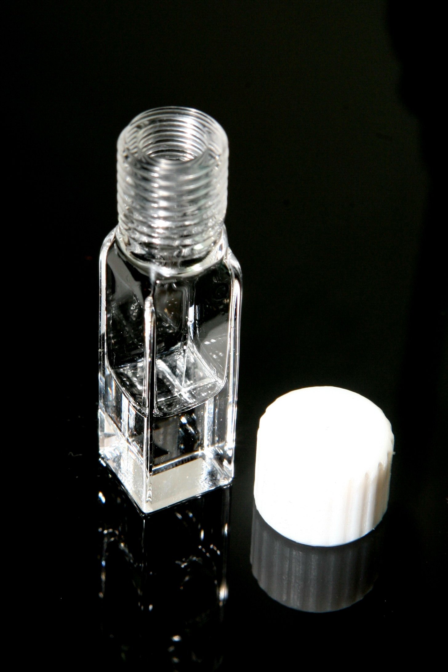 10-mm-Fluoreszenz-Quarzküvette mit Schraubverschluss und Septum for Spektrometer – 3,5 ml Volumen, 4 transparente Fenster
