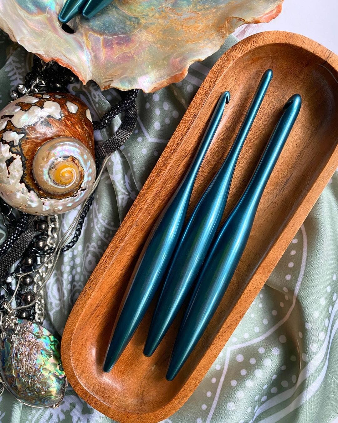 Furls Crochet Hook, Tempest Blue Streamline Metal, Ergonomic Handle Crochet Hooks 7" (Polished, H - 5.00MM)
