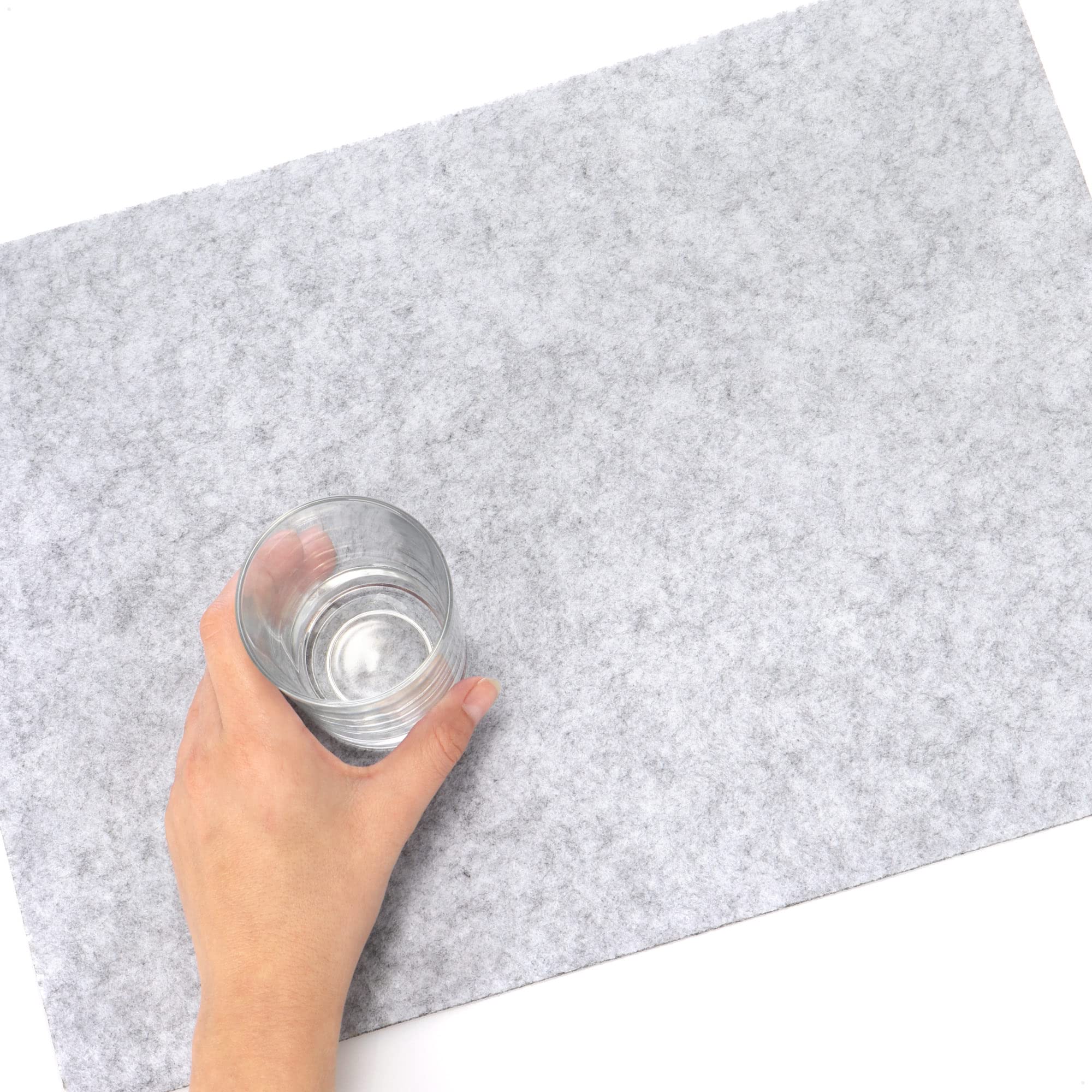com-four® 32-teiliges Platzmatten-Set - abwischbares Tischset 44 x 32 cm | Extra dicke Filzunterlagen für 32 Personen - hitzebeständiger Tischschutz mit rutschhemmender Filzoberfläche