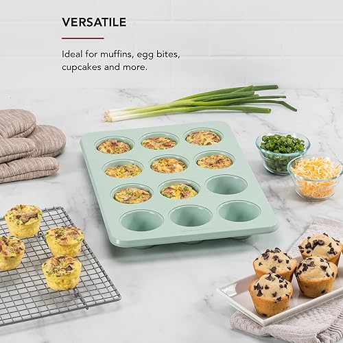 Vista 56 de KitchenAid Molde antiadherente de acero aluminizado para magdalenas de 12 tazas, contorno plateado