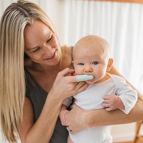 Miniatura 2 de Dr. Brown's Cepillo de dientes de silicona para bebés con estuche de almacenamiento de viaje, 9.8ft+, gris y verde claro, paquete de 2