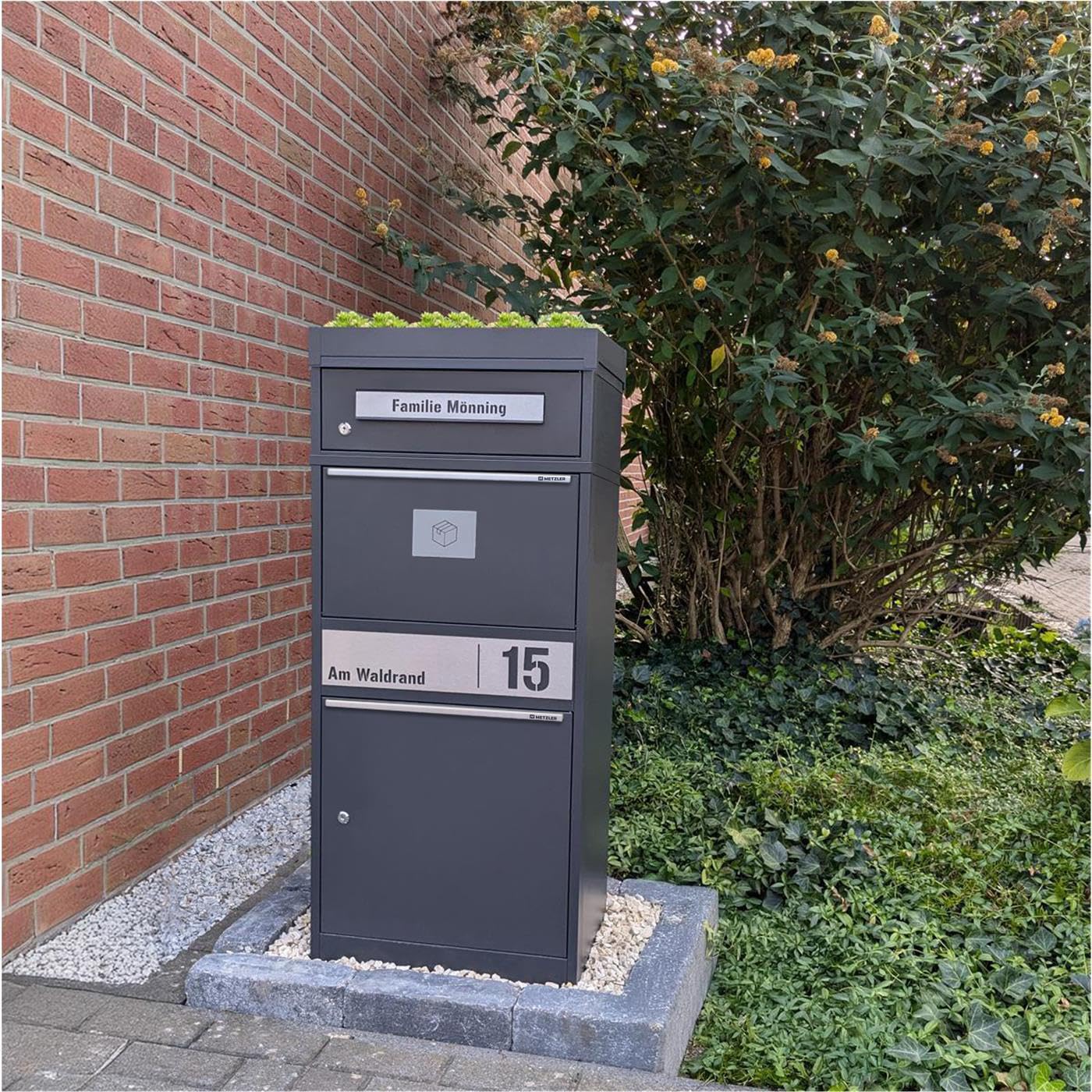 Metzler Paketbriefkasten mit Pflanzdach und Paketfach in Anthrazit RAL 7016, abschließbar und wetterfest, personalisierbares Edelstahlnamensschild, freistehend, robust, für große Pakete
