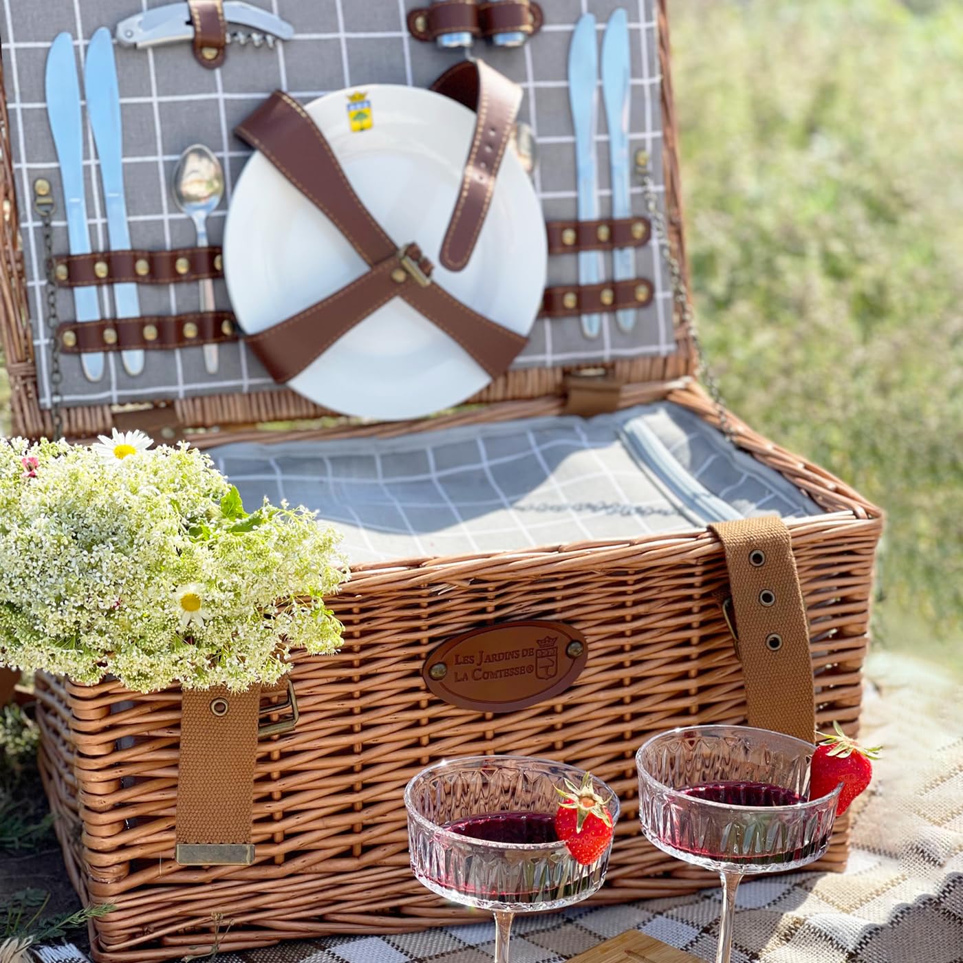 Les Jardins de la Comtesse – Cesta Picnic de Mimbre Concorde – 2 Personas/Nevera isotérmica, Platos, Copas de Vino/Tazas de Metal – Tejido Color Blanco y Gris – 42 x 30 x 23 cm