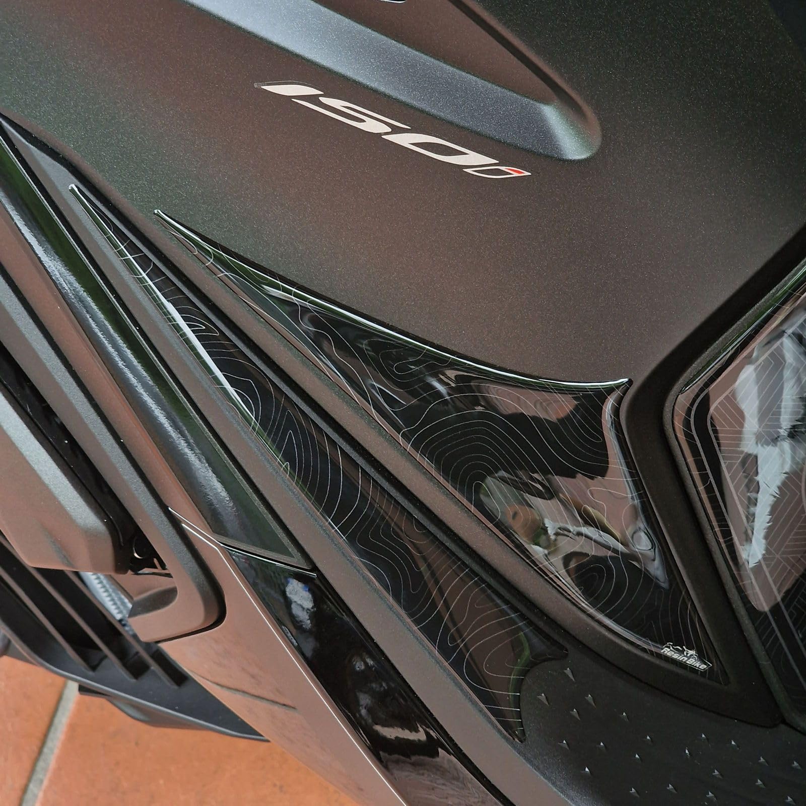 Resin Bike Adesivi Moto Compatibile con Honda SH 125 SH 150 2020-2026. Protezioni Scooter Laterali Tunnel da Urti e Graffi. Adesivi Resinati con Effetto 3D Made in Italy