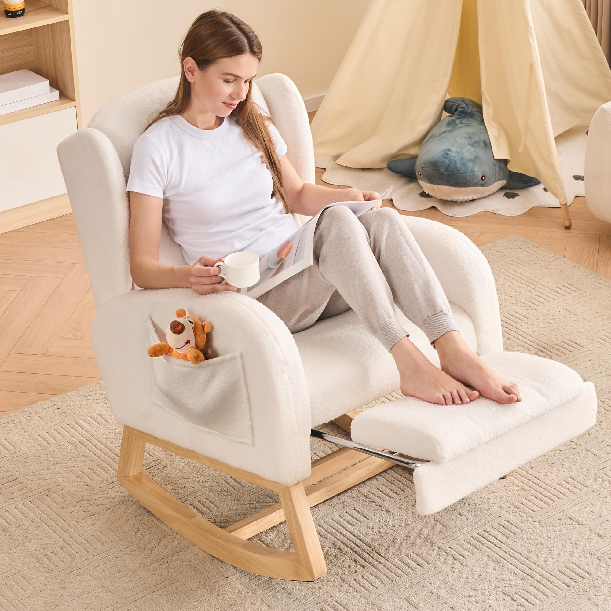 DEKKETO Fauteuil à Bascule avec Repose-Pieds - Rocking Chair Allaitement à Dossier Haut et Poche, Chaise a Bascule à Oreilles en Bouclette, pour Salon, Chambre Bebe, Blanc