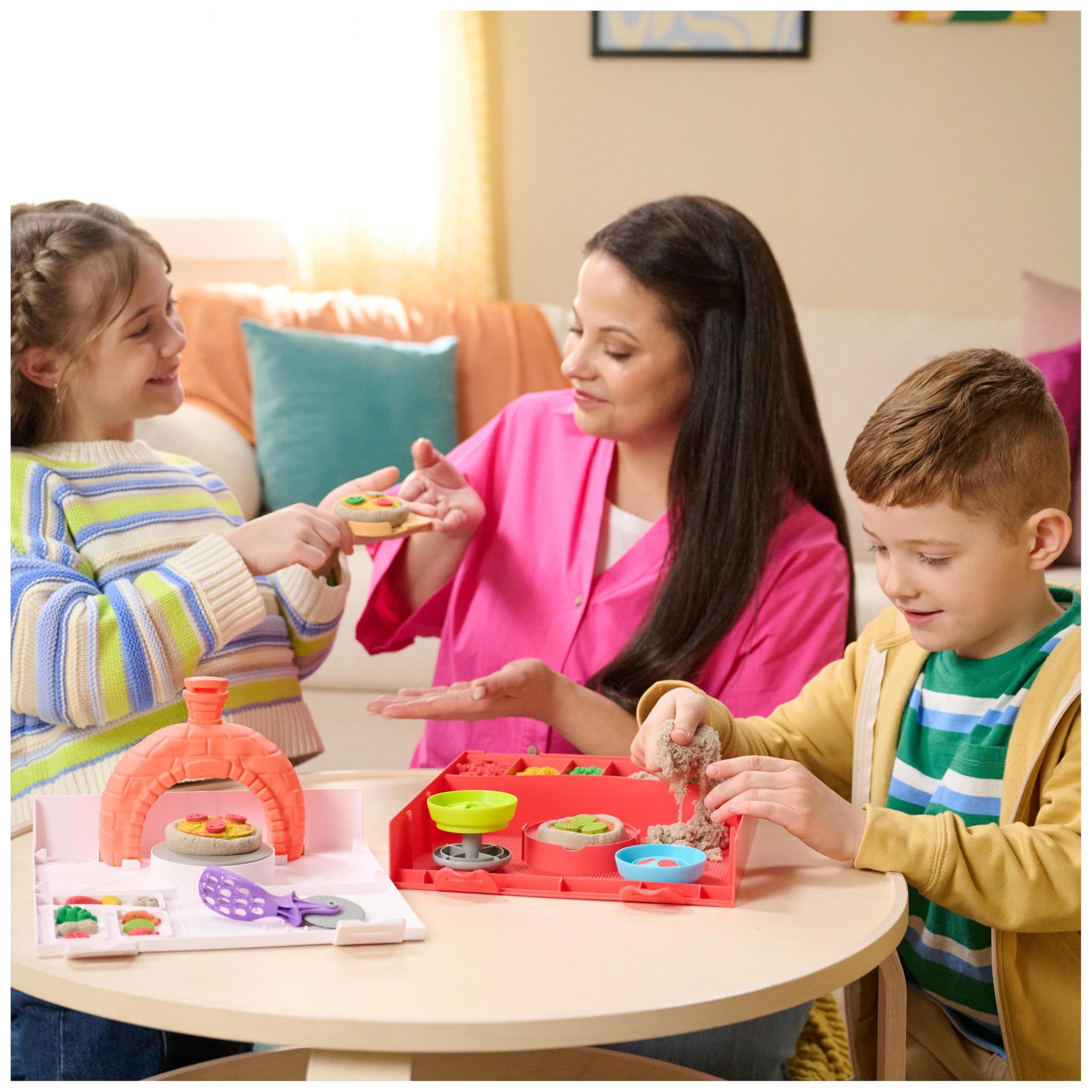 Kinetic Sand Sable Magique - Atelier À Pizza Magique 453 G + 2 Accessoires - Sculptez à l'Infini ce Sable Coloré comme de la Pâte à Modeler - Jouet Sensoriel - Jouet Enfant 5 Ans Et +