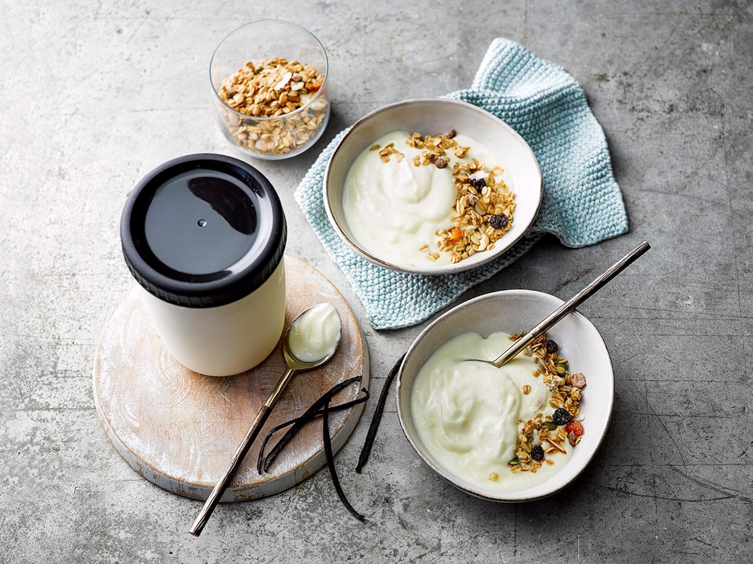 EasiYo Starter-Set mit rotem 1kg Joghurtbereiter | Inklusive 4 Beutel: Erdbeere, Himbeere, Mango & Orange | Komplettes Set für hausgemachten Joghurt