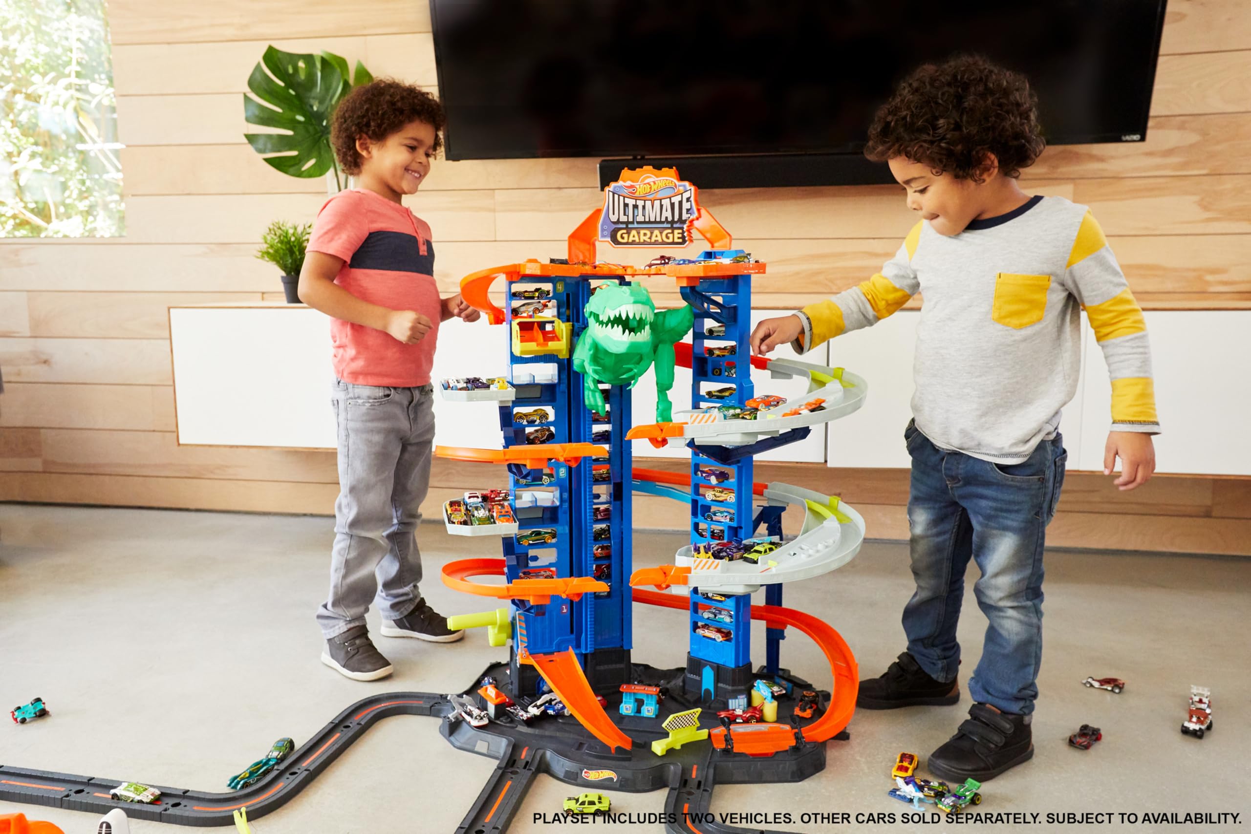 Hot Wheels Garage, Hot Wheels Parkgarage inkl. 2 Spielzeugautos, mit mehrstöckiger Autorennbahn, T-Rex Angriff und Platz für +100 Autos, Höhe: 90cm, Auto Spielzeug, Spielzeug ab 5 Jahre, GJL14