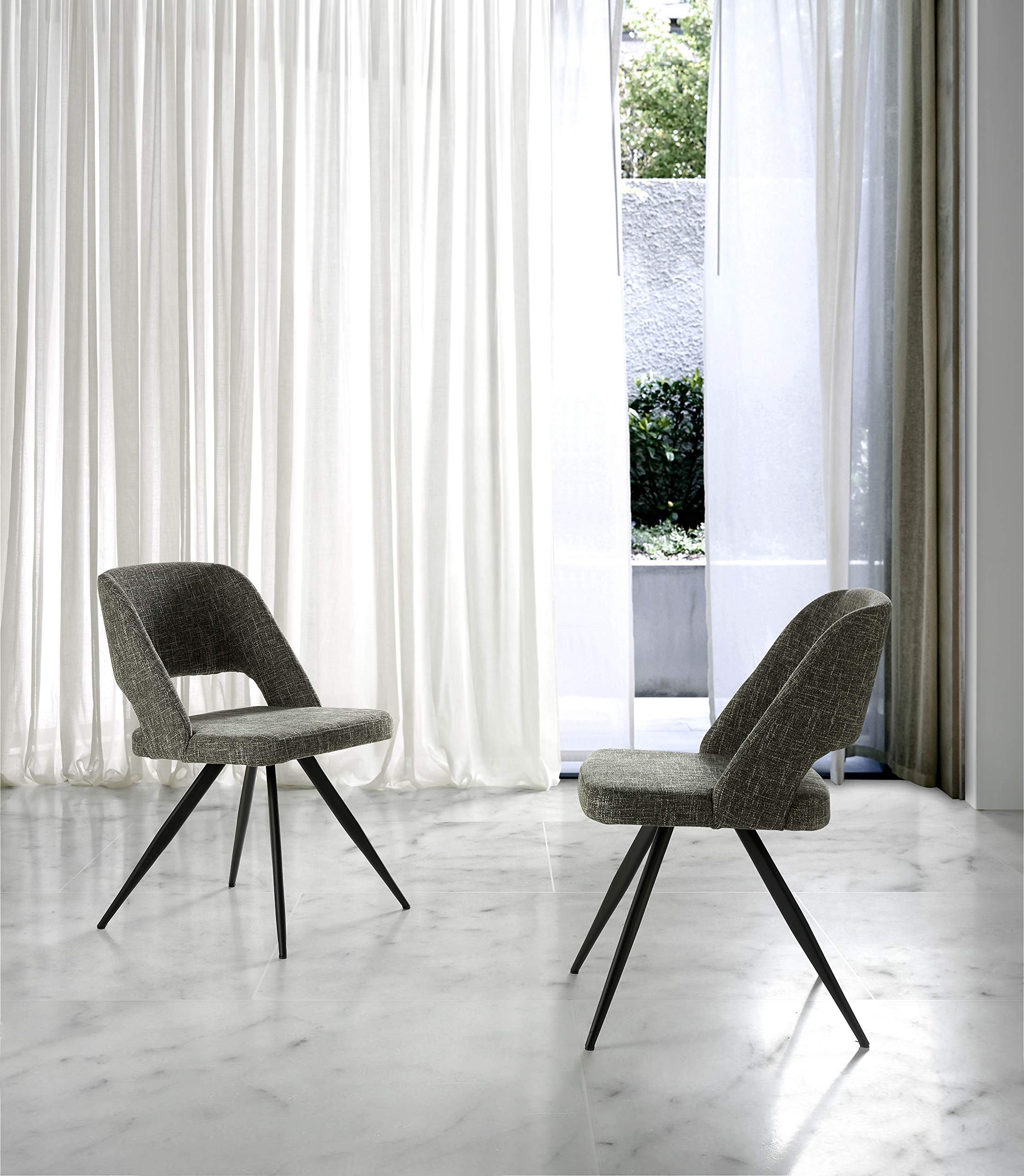 Silla comedor tapizada en tela y estructura de patas en acero epoxi pintado en color negro.