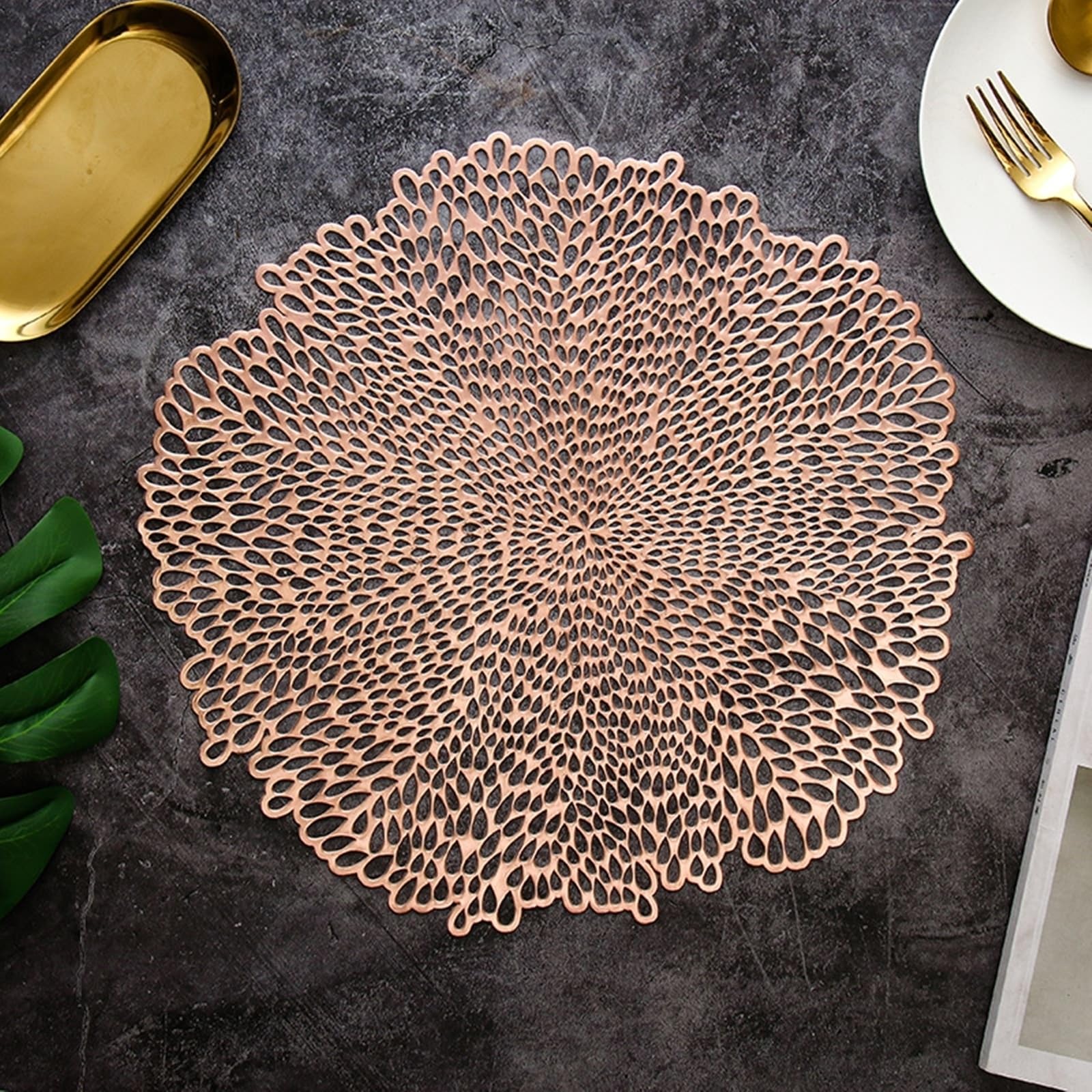 Sets de table or rose motif fleur ajouré chic de 38 cm pour une salle à manger élégante