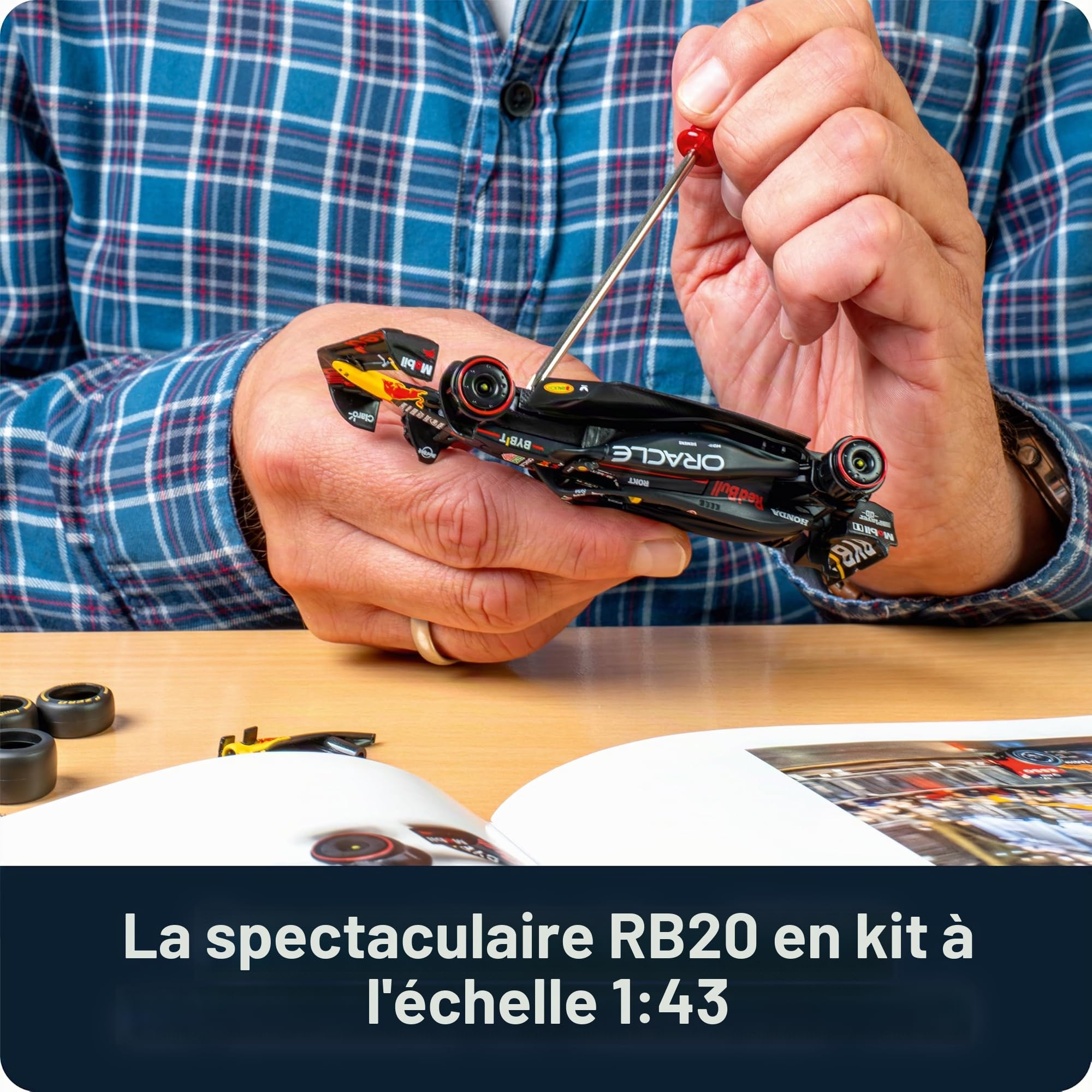 FRANZIS 67245 Calendrier de l'Avent Oracle Red Bull Racing 2025 – Kit de modélisme à l'échelle 1:43, avec module sonore et livre d'accompagnement de 52 pages