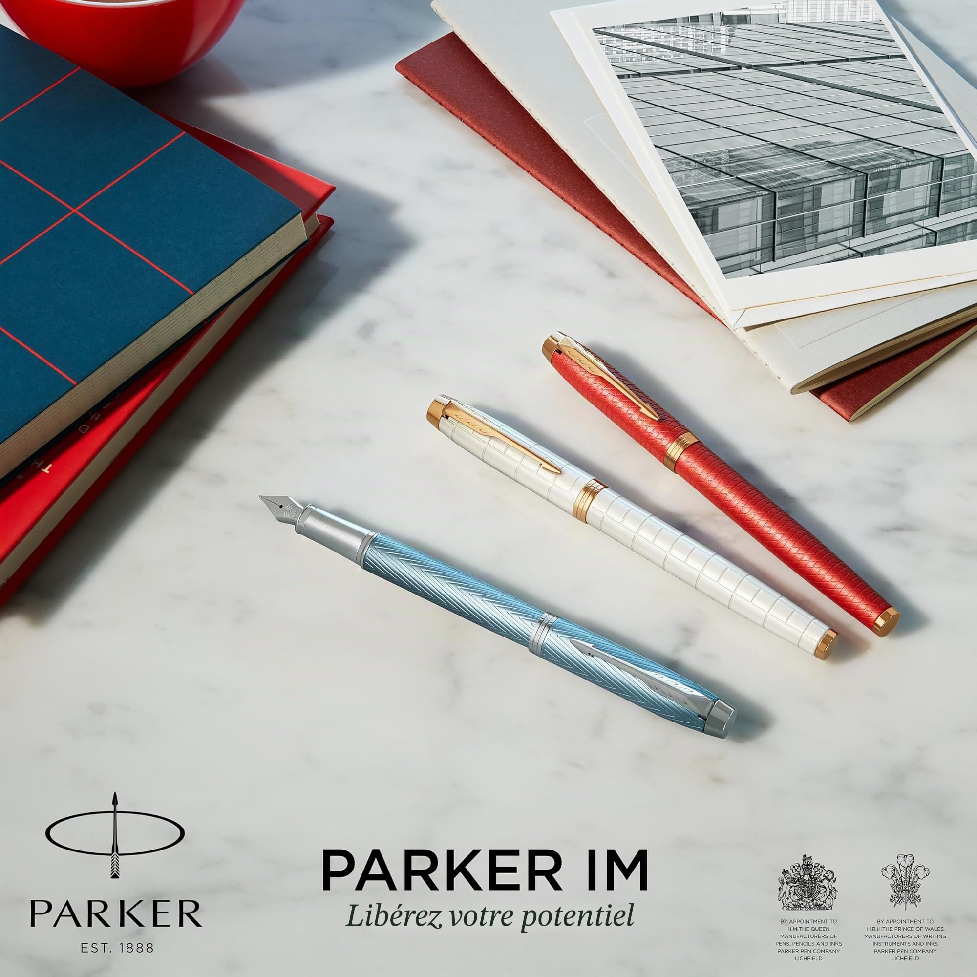Parker IM stylo bille - Laqué rouge Premium avec attributs dorés - Pointe moyenne avec recharge d’encre bleue - Coffret cadeau