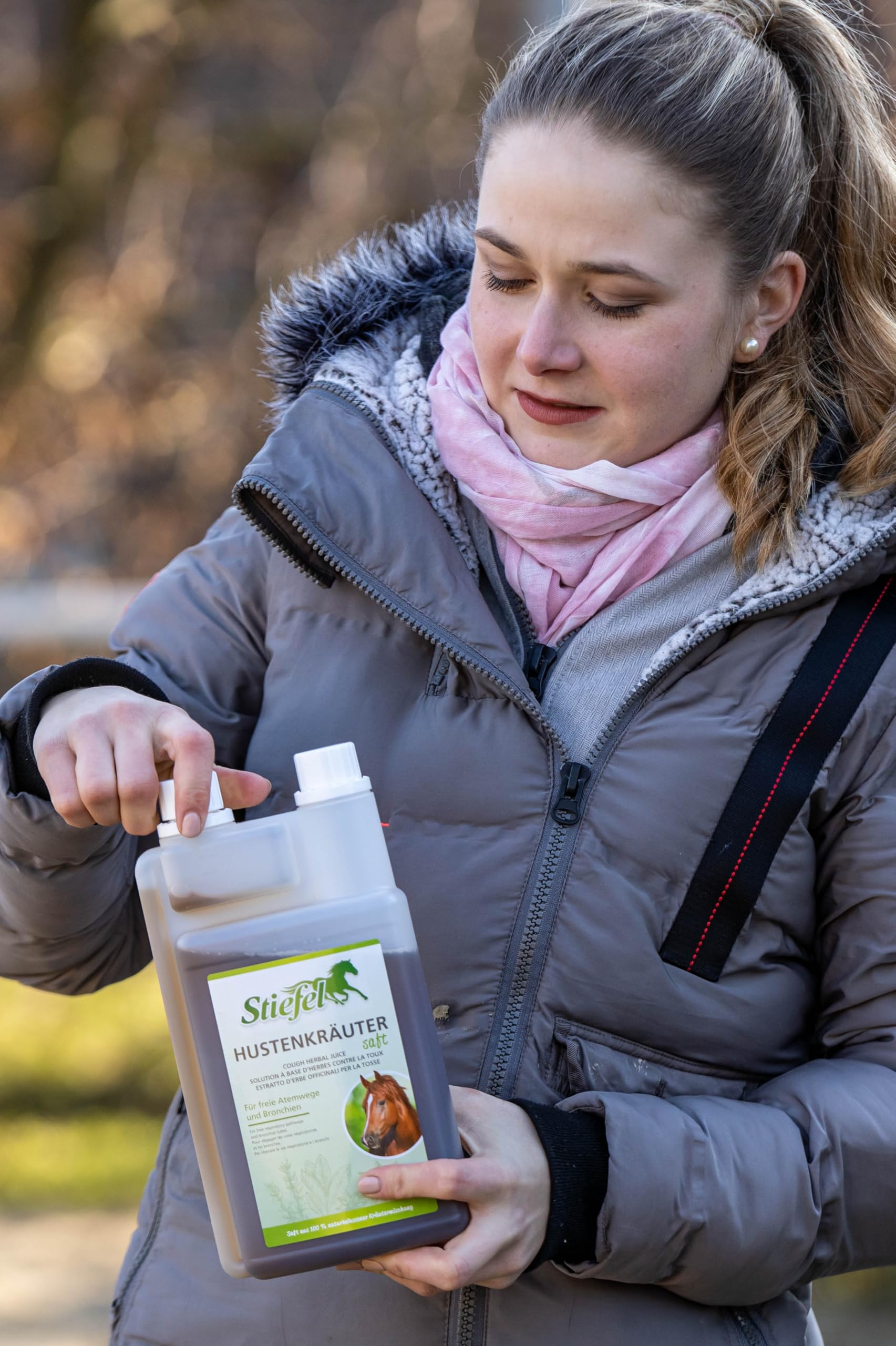 Stiefel Jugo de hierbas para la tos para caballos, hecho de una mezcla de hierbas 100% natural, puede ayudar a las vías respiratorias y bronquios, líquido con botella dosificadora, 1 litro