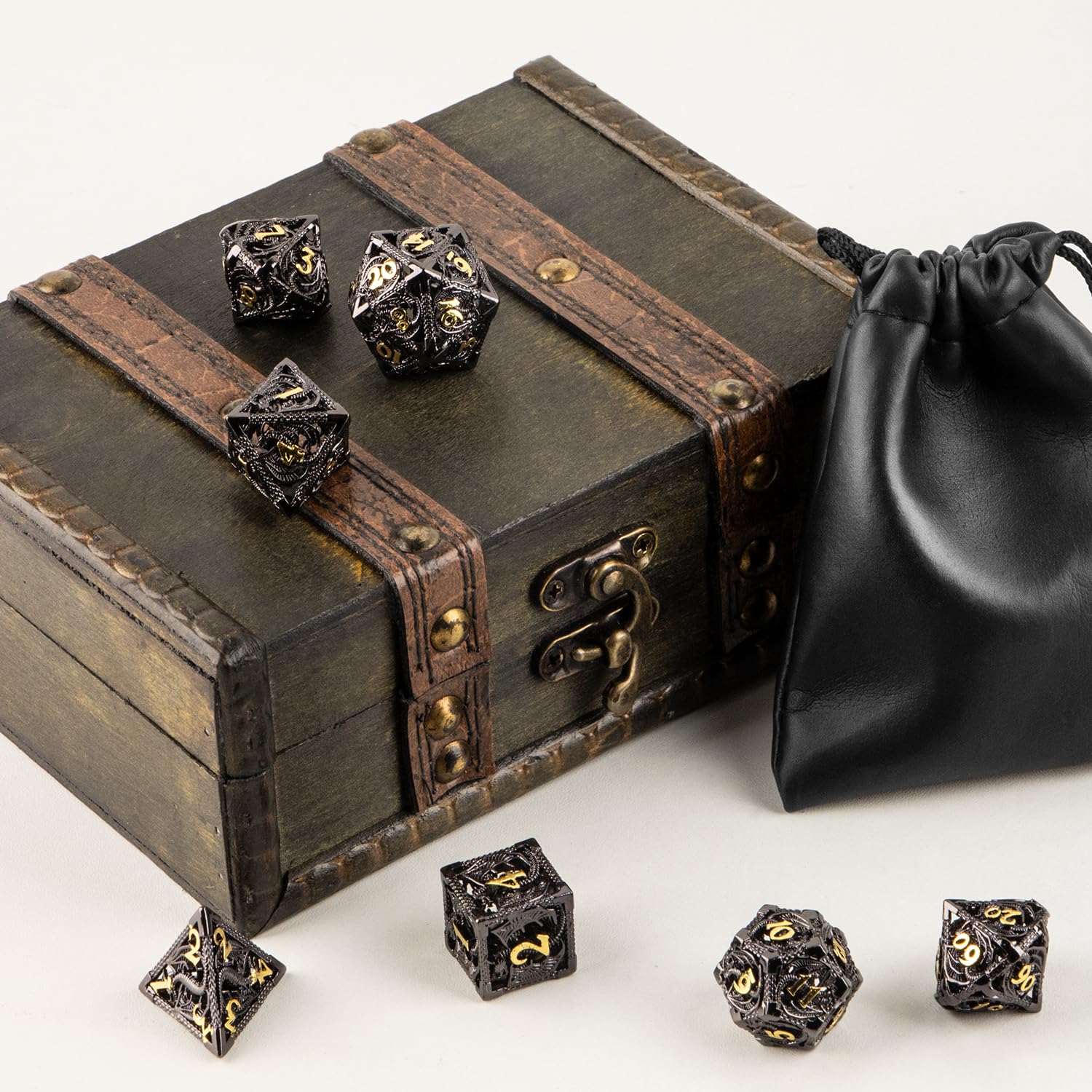 7-teiliges DND-Würfel-Set aus hohlem Metall in Vintage-Holzbox und Tasche, hochwertige hohle polyedrische Würfel für Dungeons and Dragons, RPG-Tischspiele, Sammlergeschenk