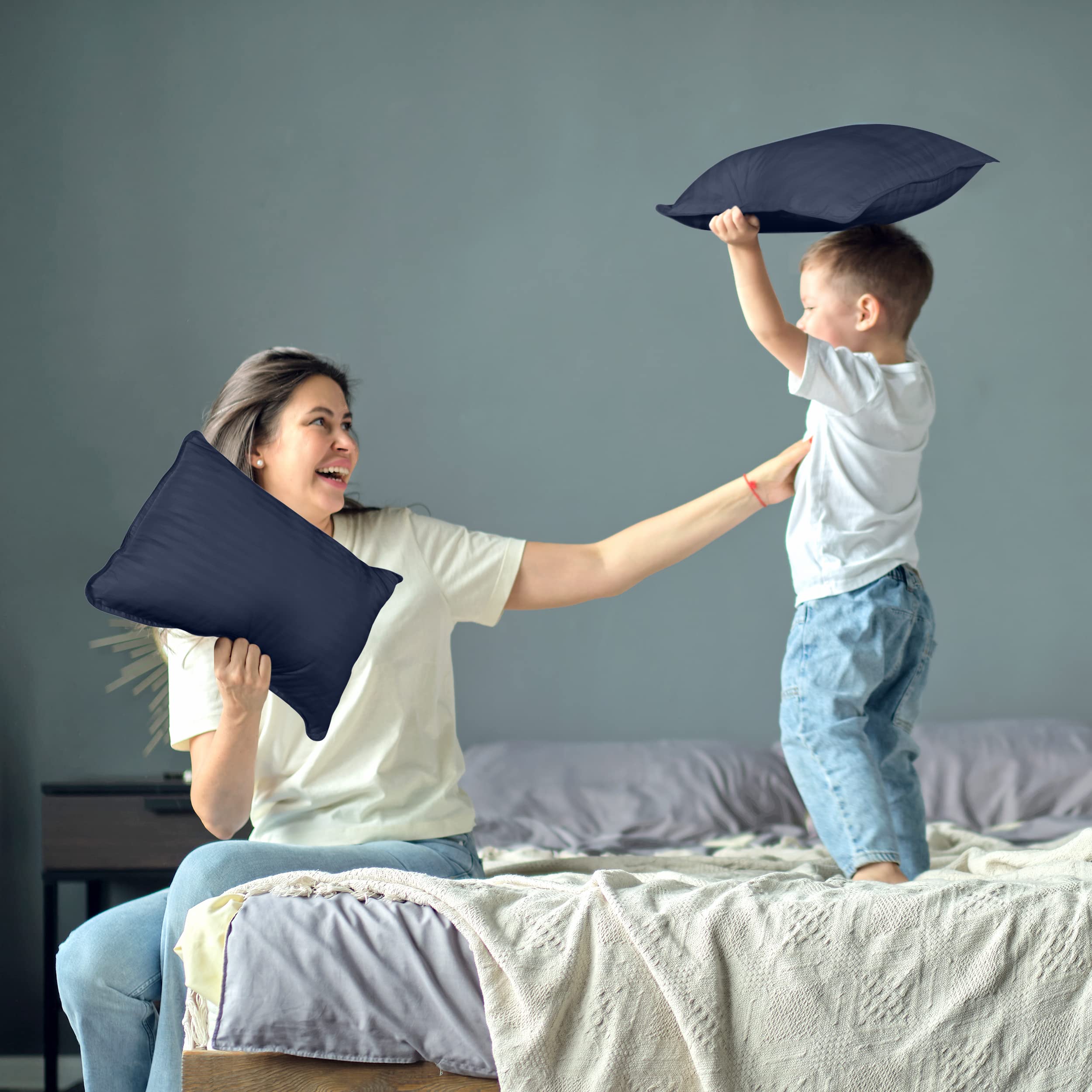 Utopia Bedding Almohada para niños pequeños (azul marino, paquete de 2), almohadas de 13 x 18 pulgadas para dormir, funda de mezcla de algodón suave y transpirable, almohada para niños pequeños